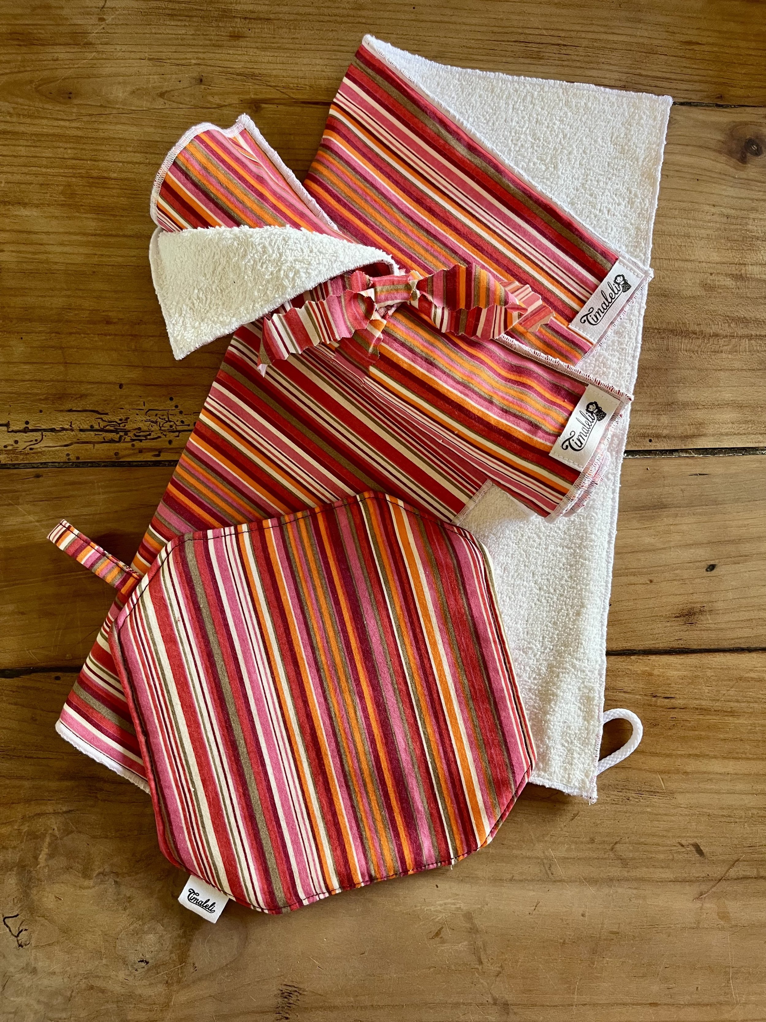 Cet ensemble cuisine se compose d’une manique, d’un essuie-main et de 3 feuilles d’essuie-tout réutilisable. Cousus main en tissus et serviettes de seconde main upcyclés