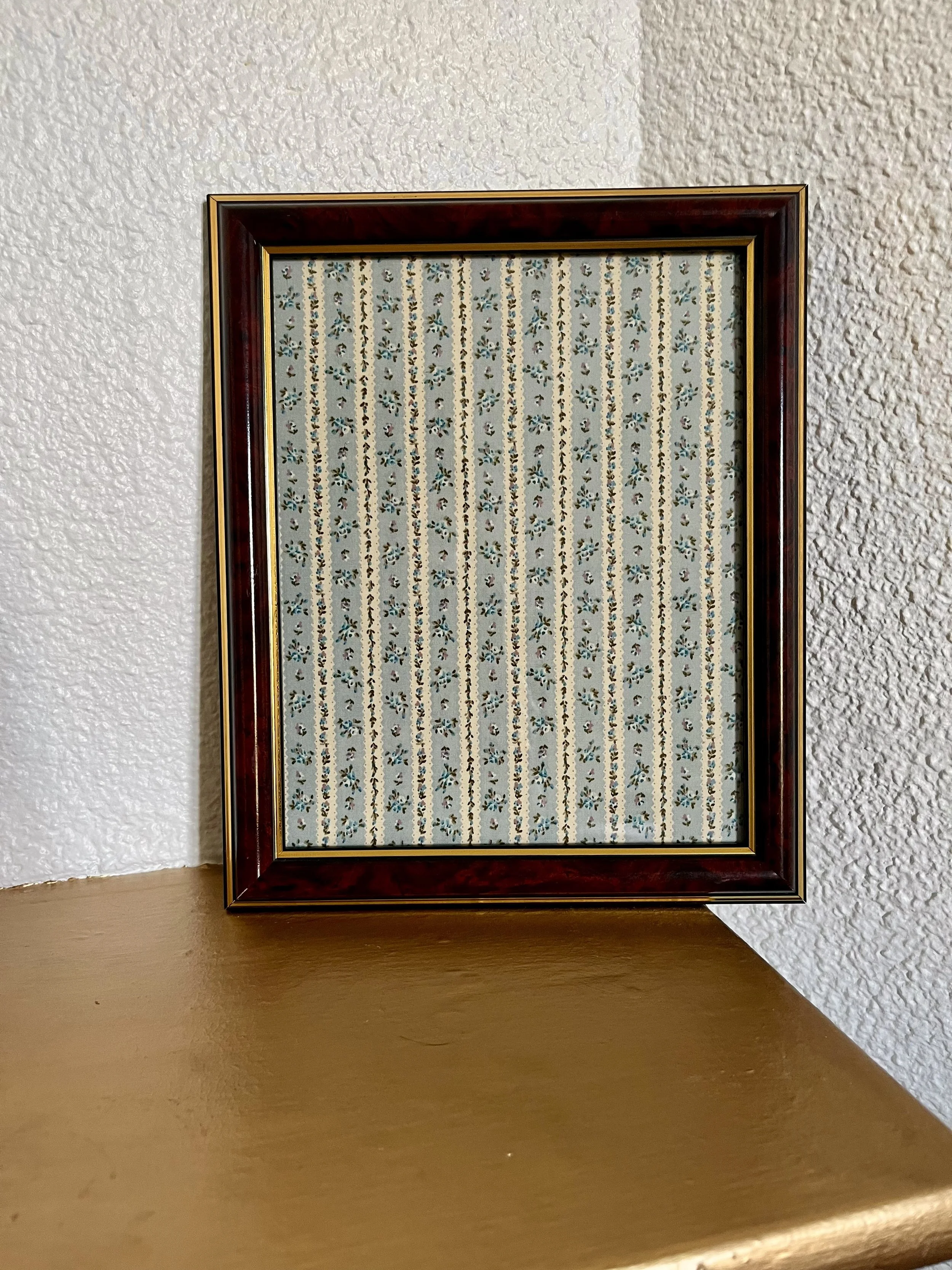 Chaque cadre est confectionné avec soin à partir de cadres et textiles de seconde main, pour un résultat chaleureux et original.  Un petit détail déco qui allie esthétique et engagement.  Pour une décoration qui a du sens et de la personnalité.