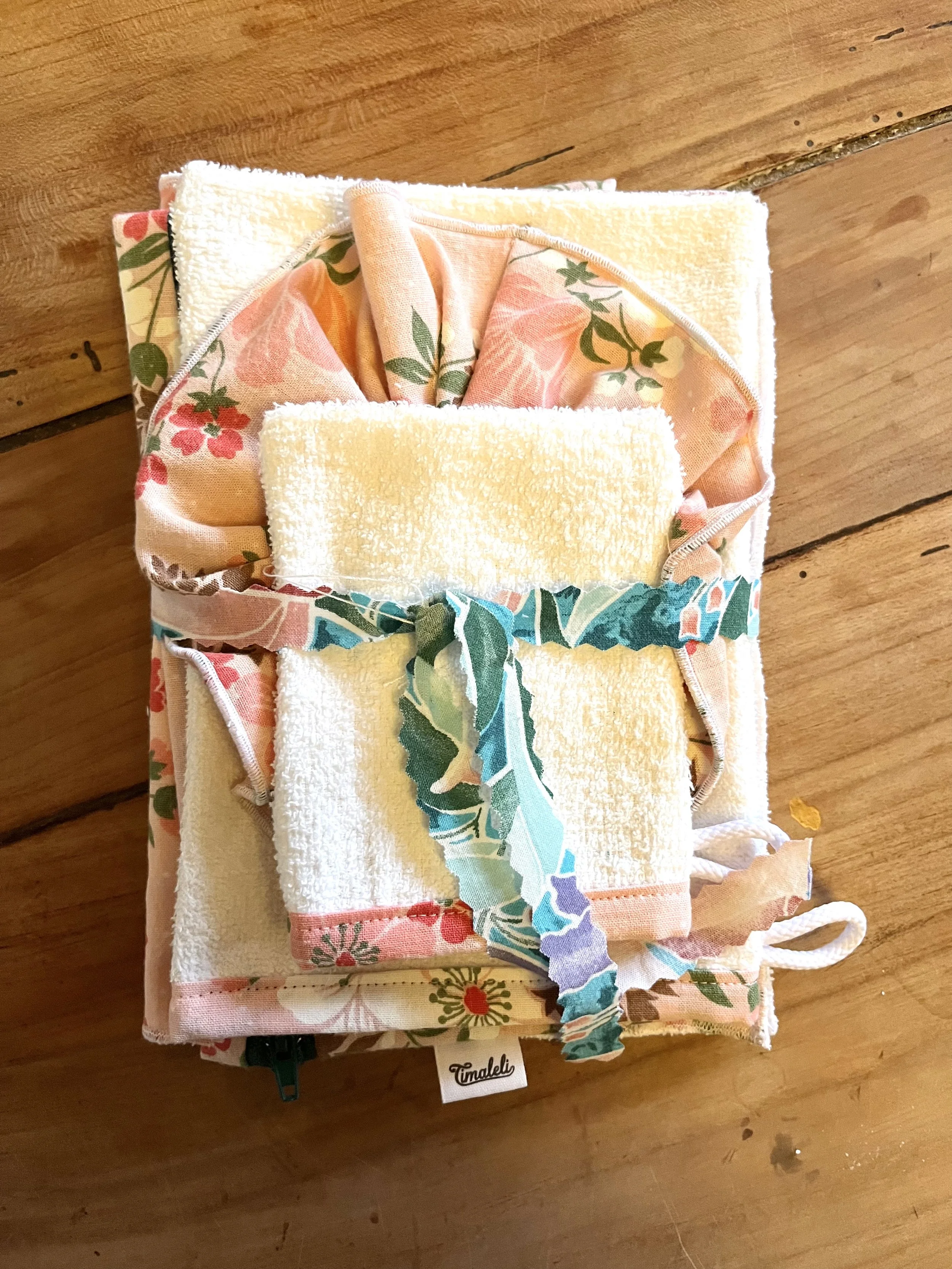 Cet ensemble bain se compose d’un chouchou, d’un gant de toilette, d’un mini gant visage, d’une trousse et d’une serviette visage. Cousus main en tissus et serviettes de seconde main upcyclés