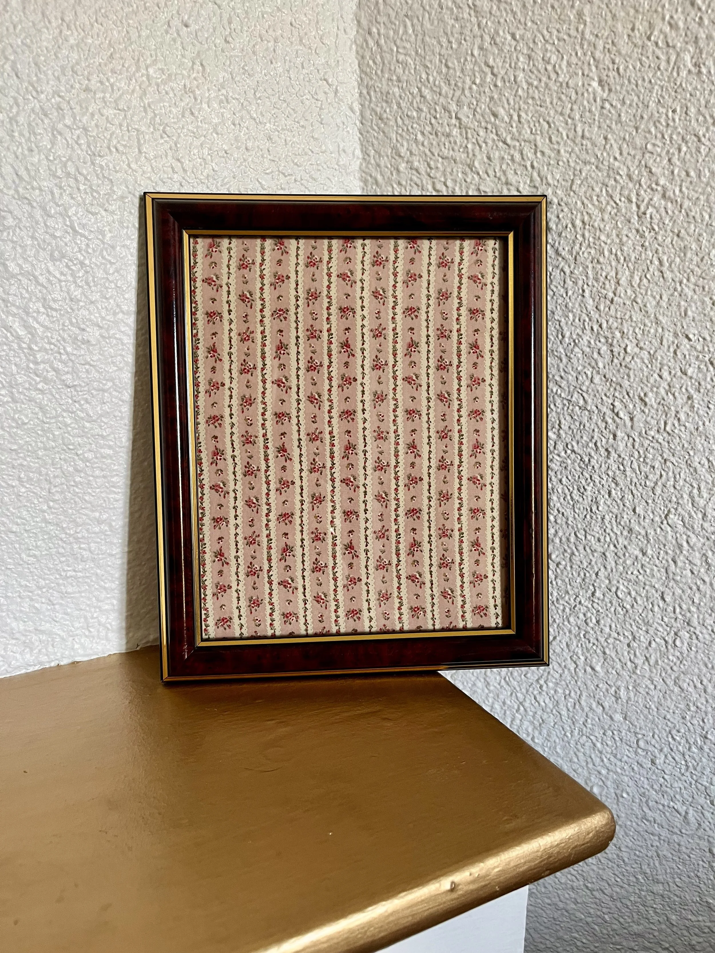 Chaque cadre est confectionné avec soin à partir de cadres et textiles de seconde main, pour un résultat chaleureux et original.  Un petit détail déco qui allie esthétique et engagement.  Pour une décoration qui a du sens et de la personnalité.