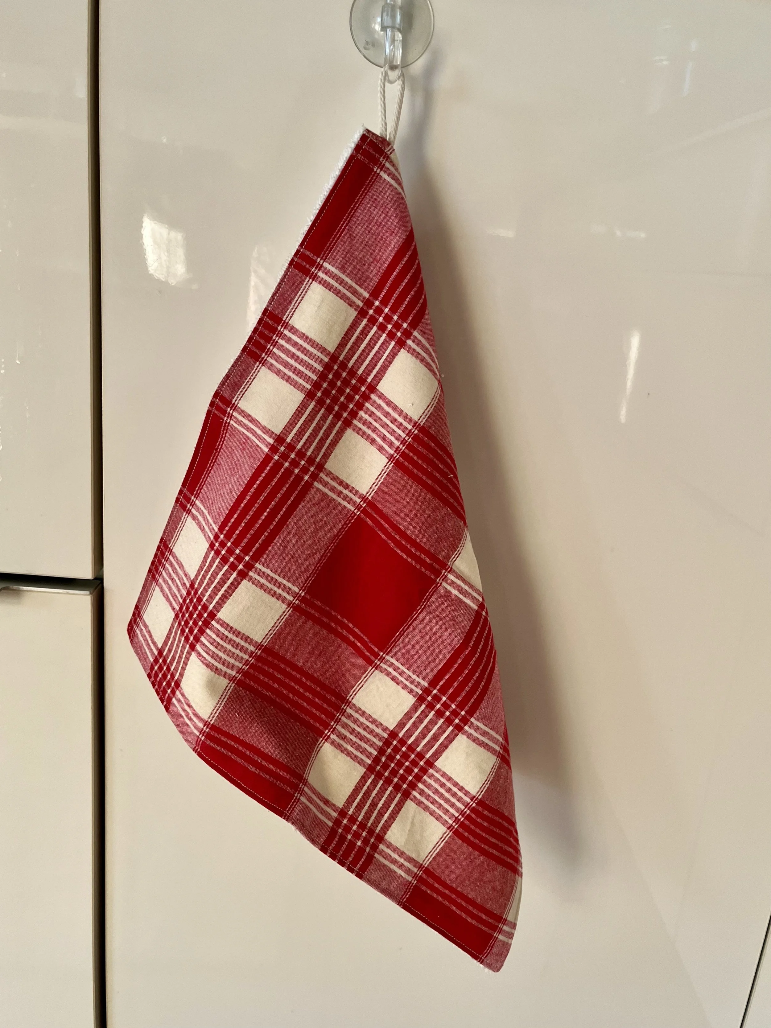 Un petit indispensable pour la cuisine !  Confectionné à partir de textiles revalorisés (tissu et serviette), cet essuie-main est pensé pour accompagner les gestes du quotidien.  Chaque modèle est unique et fabriqué avec soin à Limoges.  
