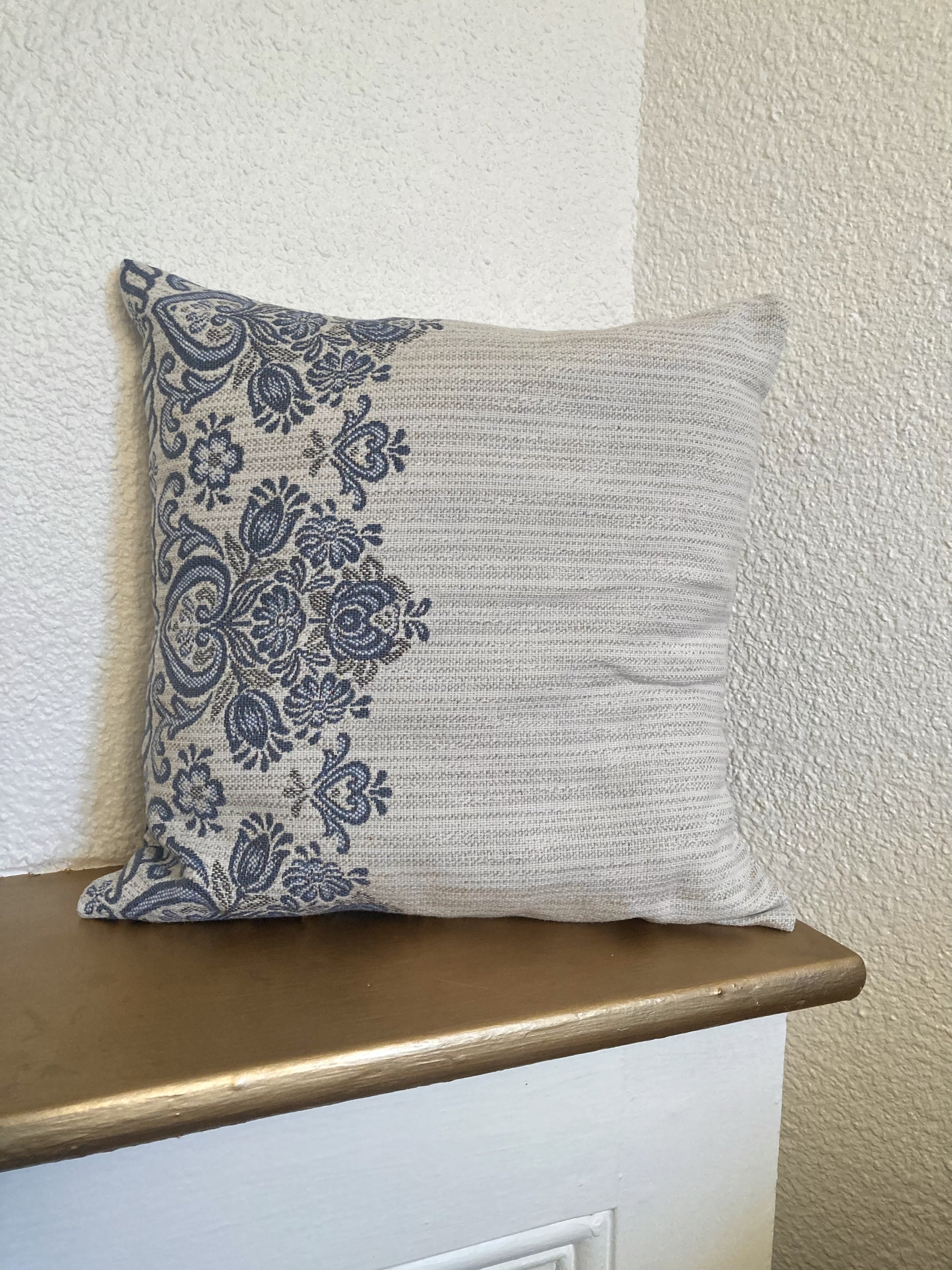 Le coussin idéal pour ta déco !  Ce coussin est cousu main en tissu de seconde main. Il te plait ? Réserve-le (contact) ! 