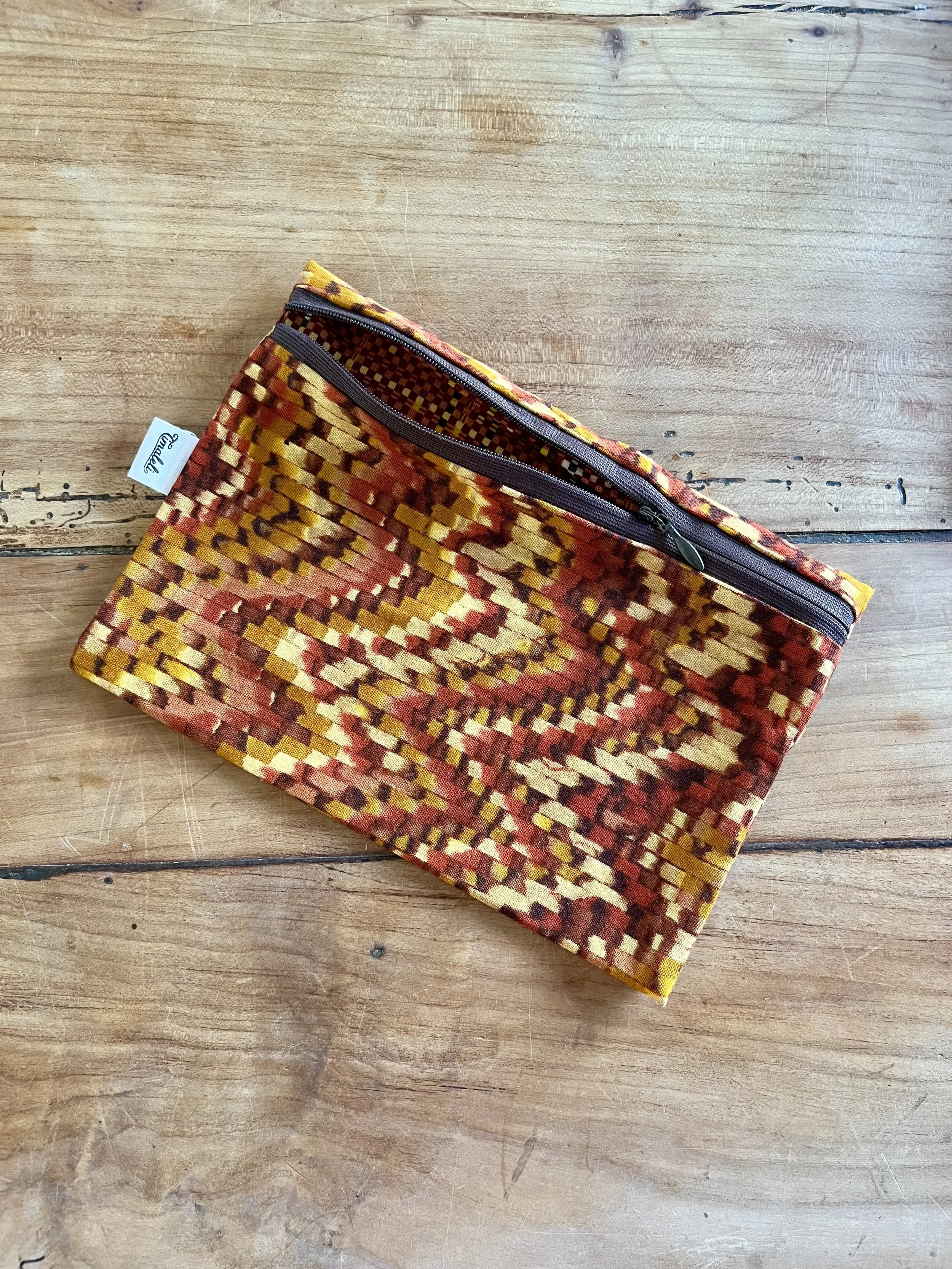 Pratique, unique et engagée  Cette trousse Timaleli est conçue à partir de textiles revalorisés pour allier style et utilité.  Parfaite pour transporter tes essentiels au quotidien.  Tissu intérieur différent assorti.  