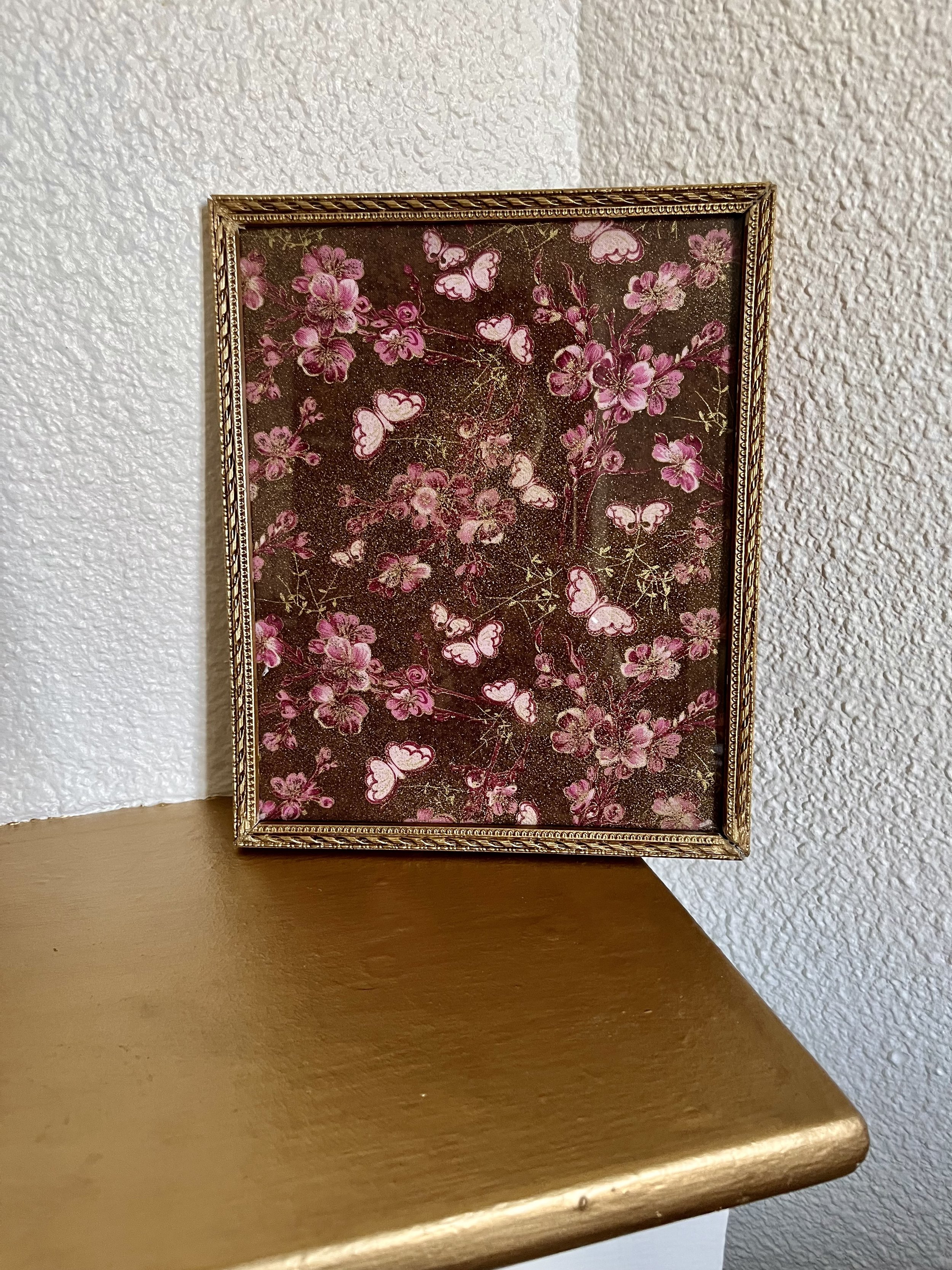 Chaque cadre est confectionné avec soin à partir de cadres et textiles de seconde main, pour un résultat chaleureux et original.  Un petit détail déco qui allie esthétique et engagement.  Pour une décoration qui a du sens et de la personnalité.
