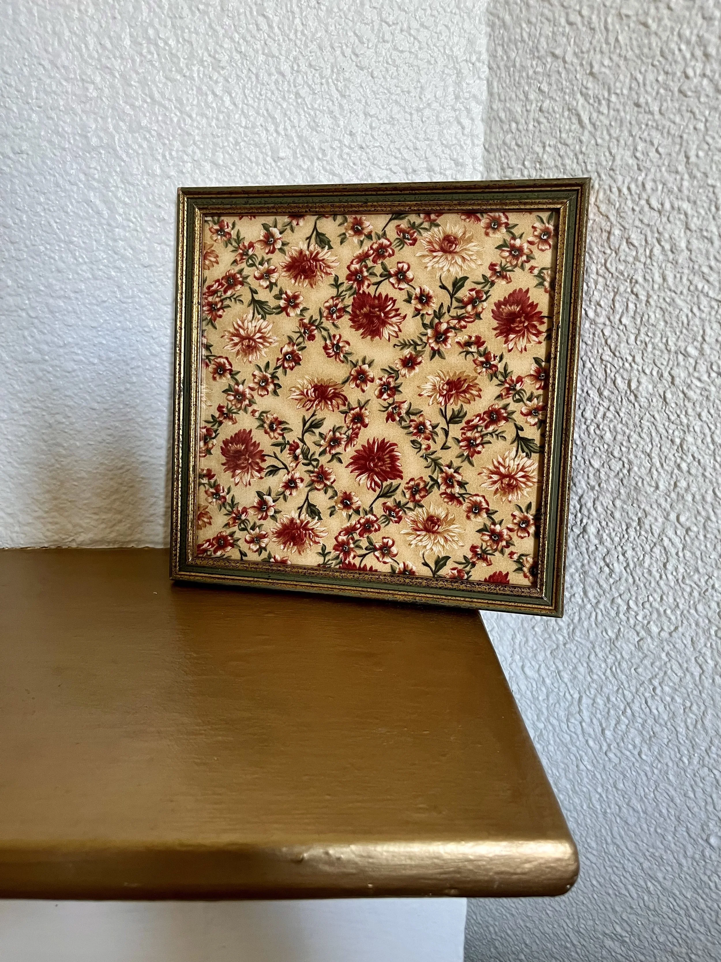 Chaque cadre est confectionné avec soin à partir de cadres et textiles de seconde main, pour un résultat chaleureux et original.  Un petit détail déco qui allie esthétique et engagement.  Pour une décoration qui a du sens et de la personnalité.