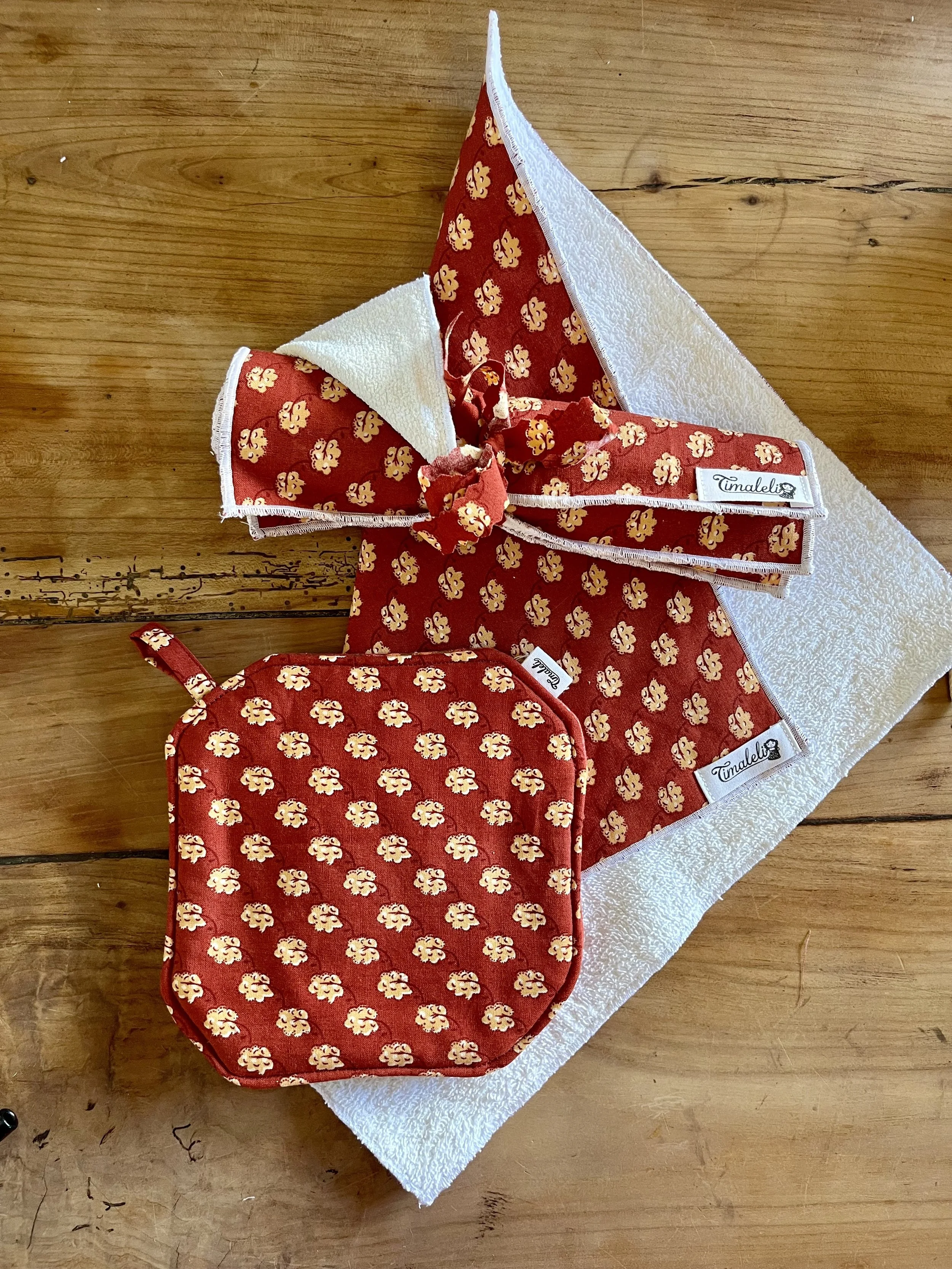 Cet ensemble cuisine se compose d’une manique, d’un essuie-main et de 3 feuilles d’essuie-tout réutilisable. Cousus main en tissus et serviettes de seconde main upcyclés