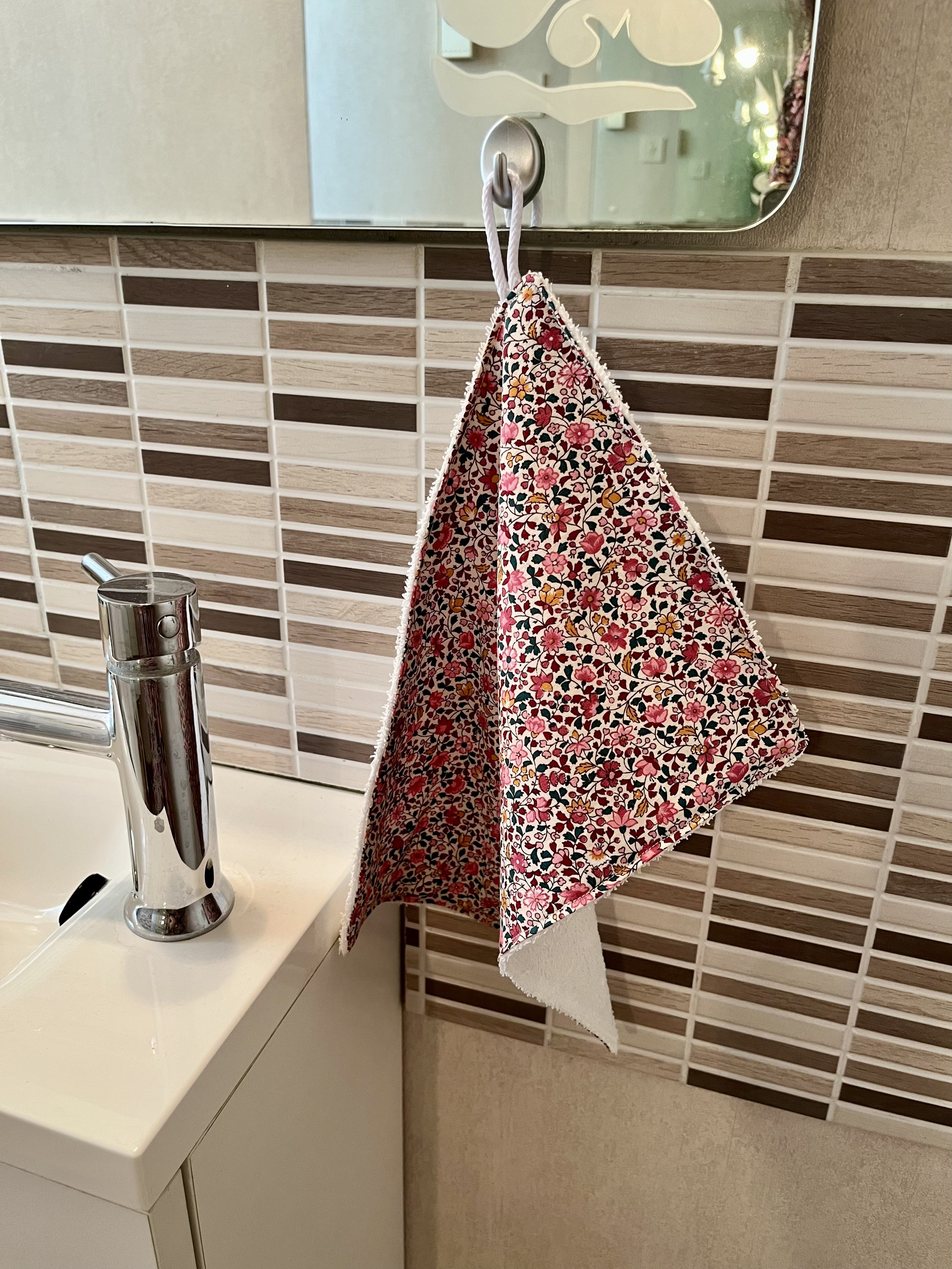 Une serviette douce et responsable pour prendre soin de toi ! Confectionnée à partir de textiles revalorisés (tissu et serviette), elle allie confort et engagement.  Chaque modèle est unique et pensé pour un usage quotidien.  