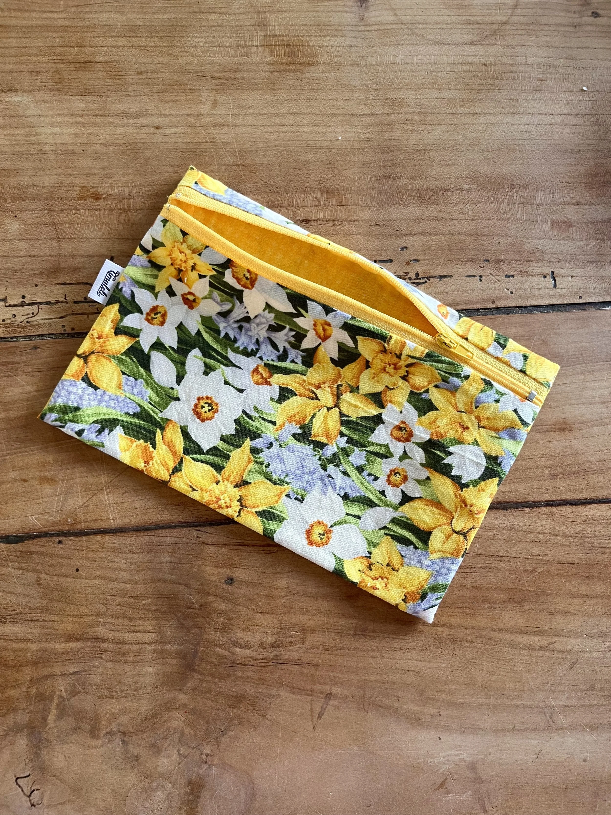 Pratique, unique et engagée  Cette trousse Timaleli est conçue à partir de textiles revalorisés pour allier style et utilité.  Parfaite pour transporter tes essentiels au quotidien.  Tissu intérieur différent assorti. 