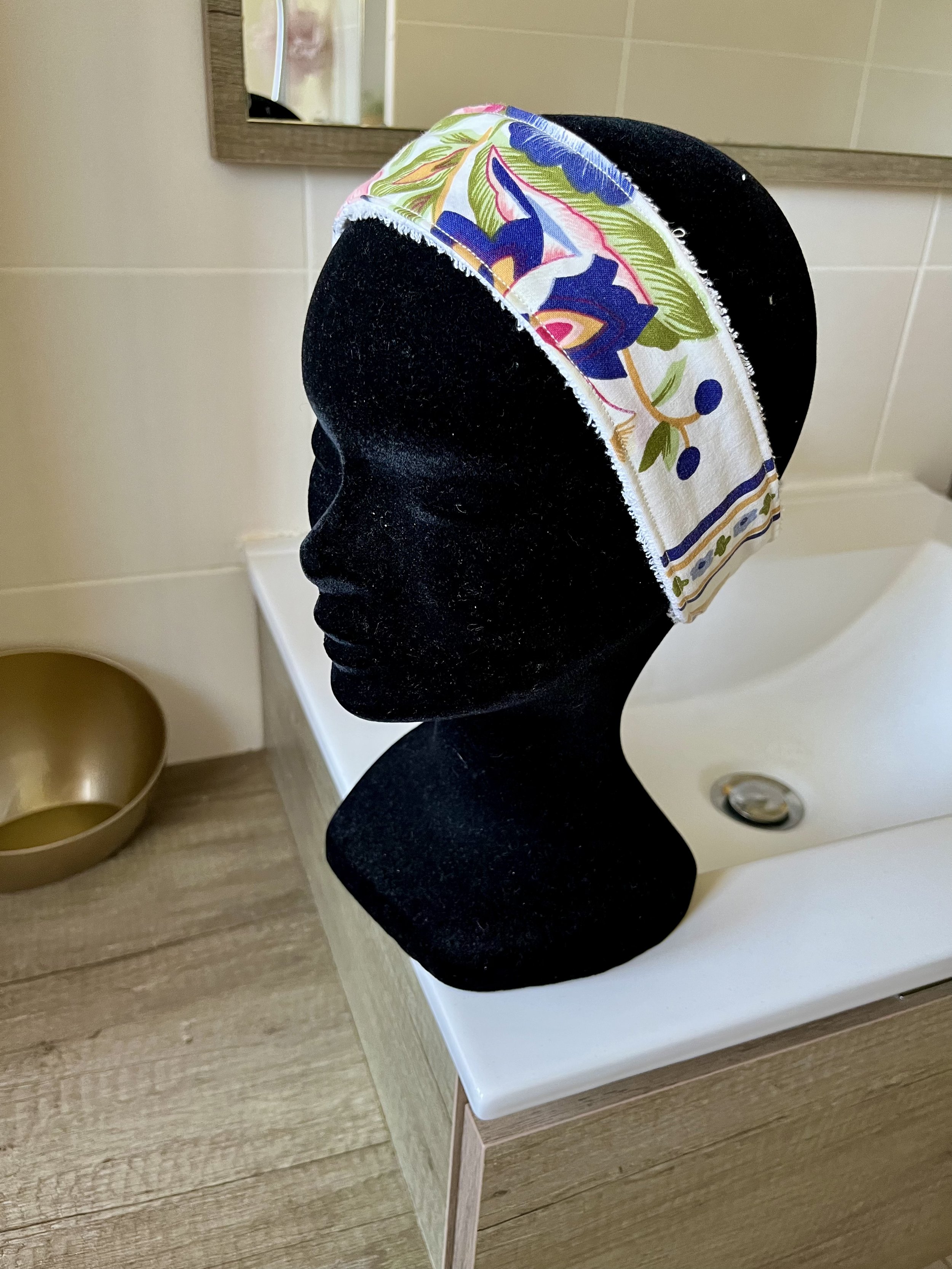 Prends soin de toi sans laisser tes cheveux te gêner !  Ce bandeau de toilette Timaleli possède un côté serviette et un côté tissu pour maintenir les cheveux pendant les masques, les soins, le maquillage ou le démaquillage.  