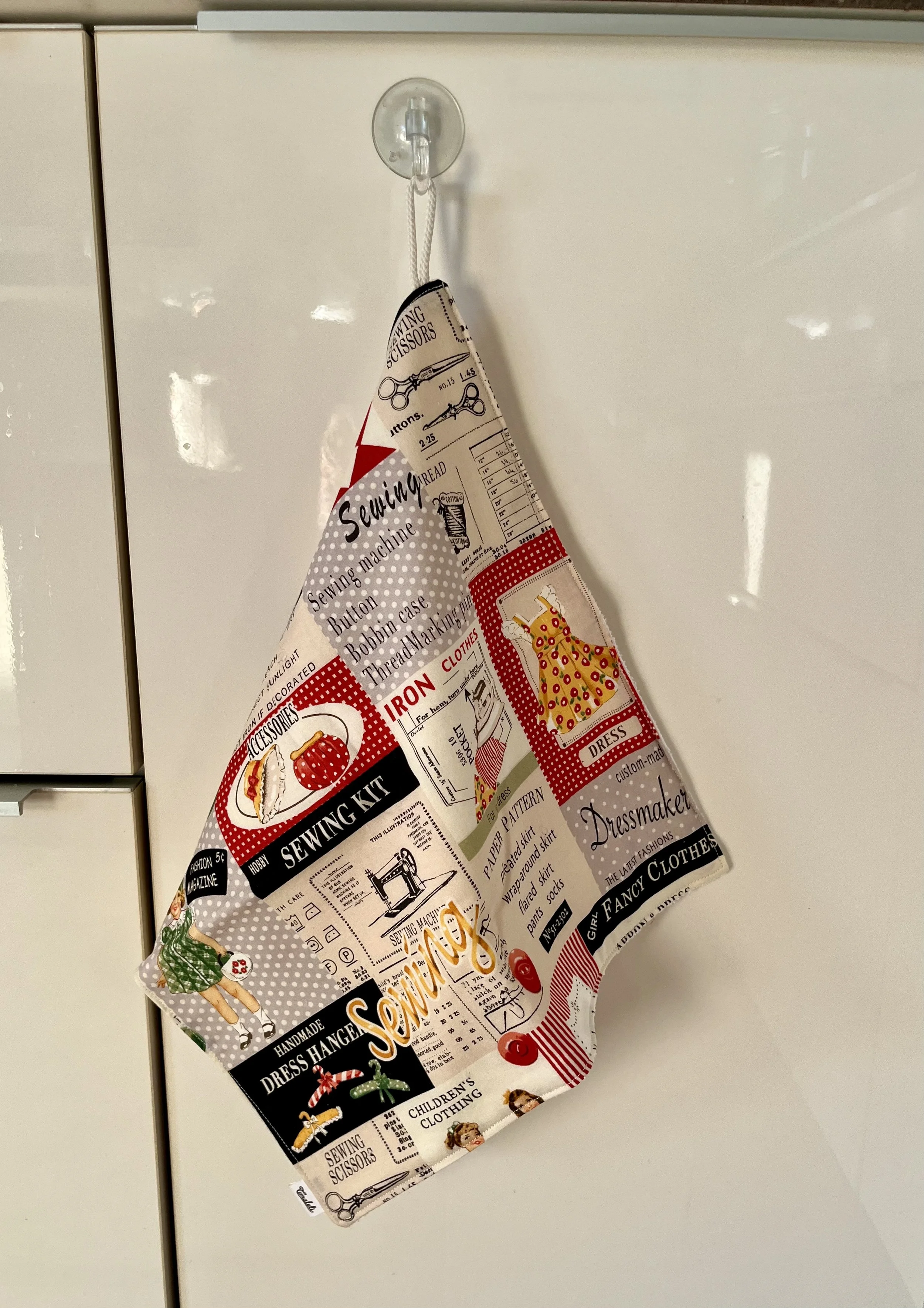Un petit indispensable pour la cuisine !  Confectionné à partir de textiles revalorisés (tissu et serviette), cet essuie-main est pensé pour accompagner les gestes du quotidien.  Chaque modèle est unique et fabriqué avec soin à Limoges.  