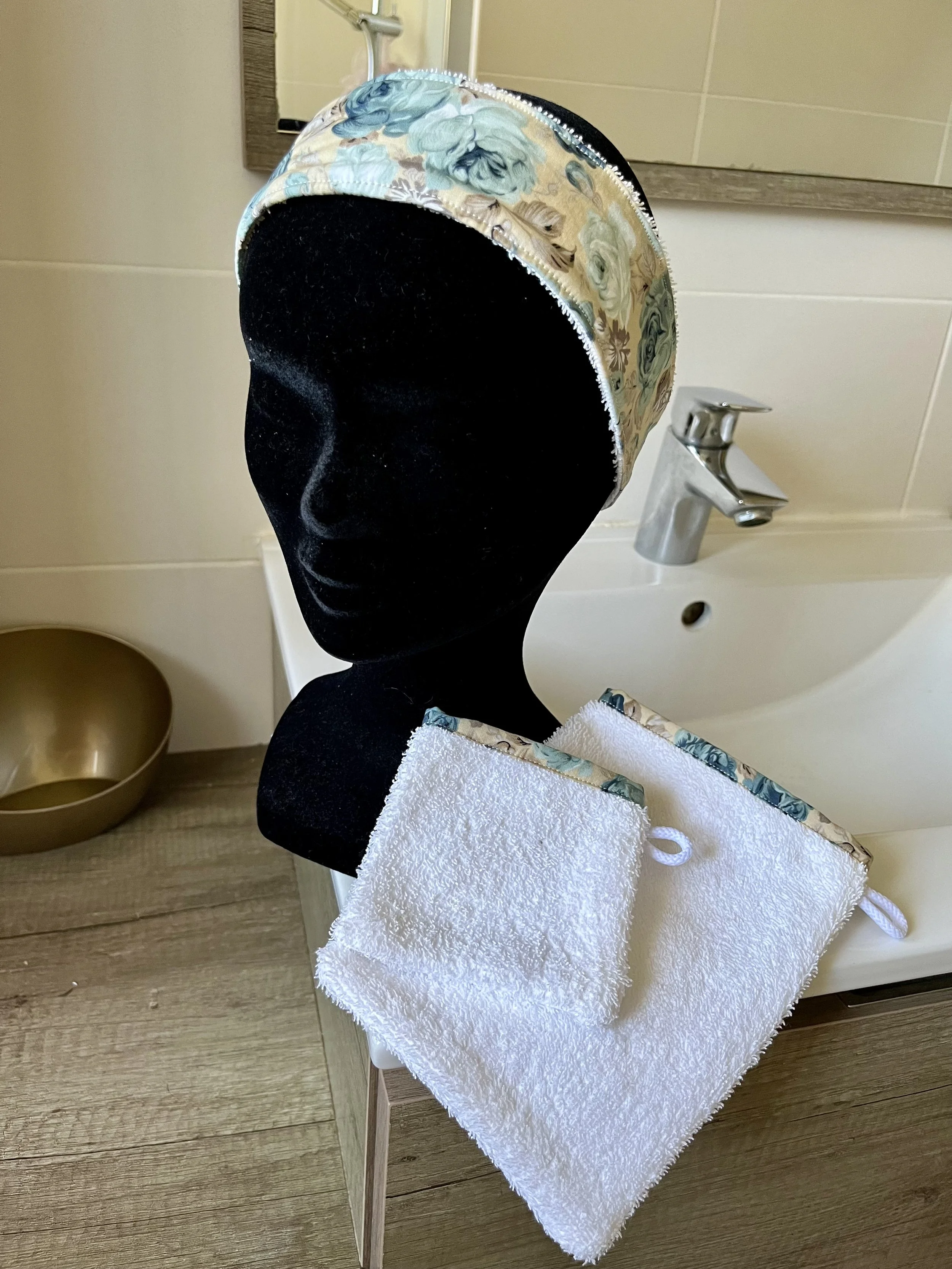 Prends soin de toi sans laisser tes cheveux te gêner 💛 Ce bandeau de toilette Timaleli possède un côté éponge et un côté tissu pour maintenir les cheveux pendant les masques, les soins, le maquillage ou le démaquillage. 