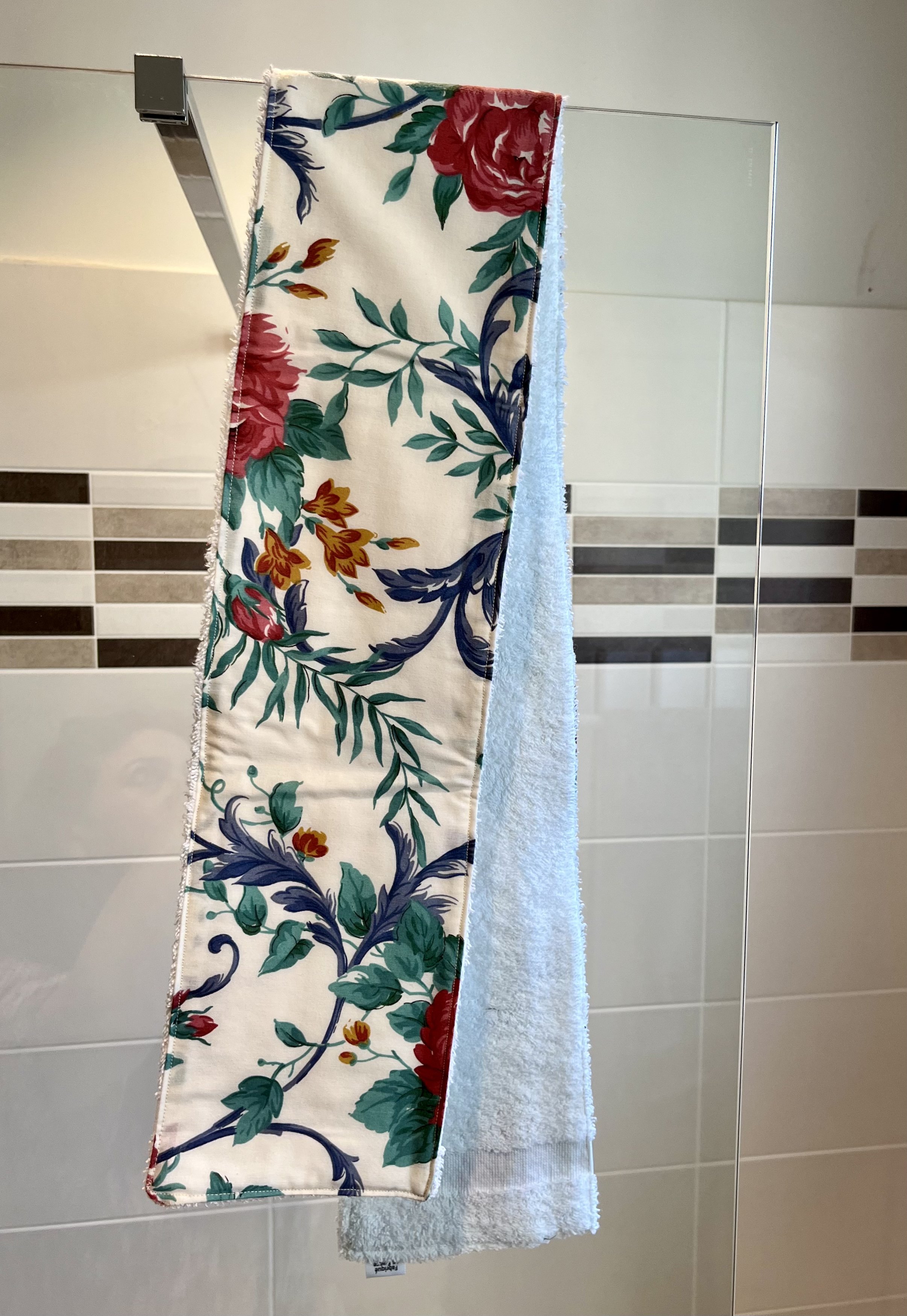 Prendre soin de soi jusque dans les petits gestes du quotidien !  Le lave-dos Timaleli est pensé pour faciliter le lavage du dos sous la douche ou dans le bain.  Confectionné à partir de textiles revalorisés (tissu et serviette) et fabriqué à la main