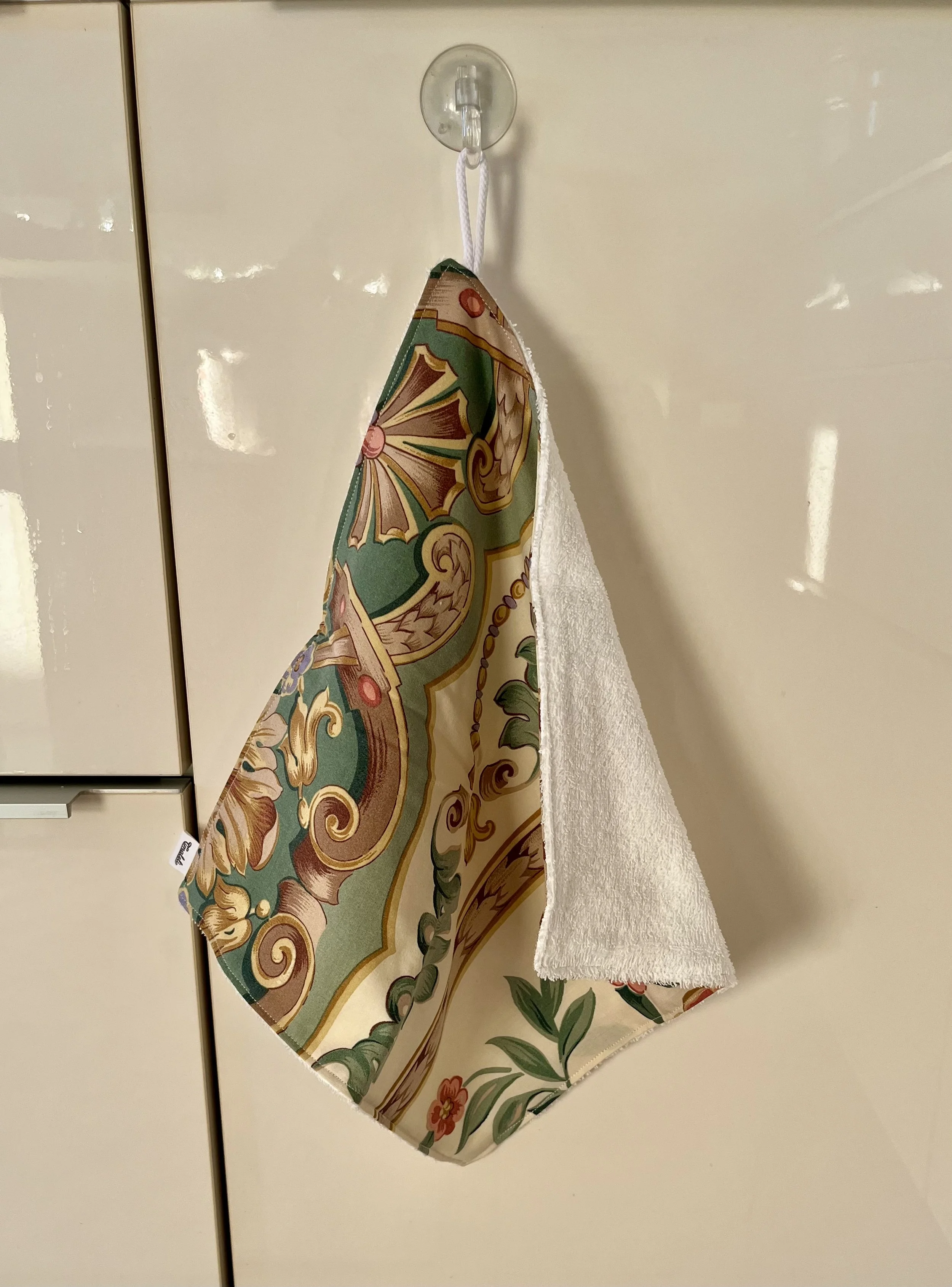 Un petit indispensable pour la cuisine !  Confectionné à partir de textiles revalorisés (tissu et serviette), cet essuie-main est pensé pour accompagner les gestes du quotidien.  Chaque modèle est unique et fabriqué avec soin à Limoges.  