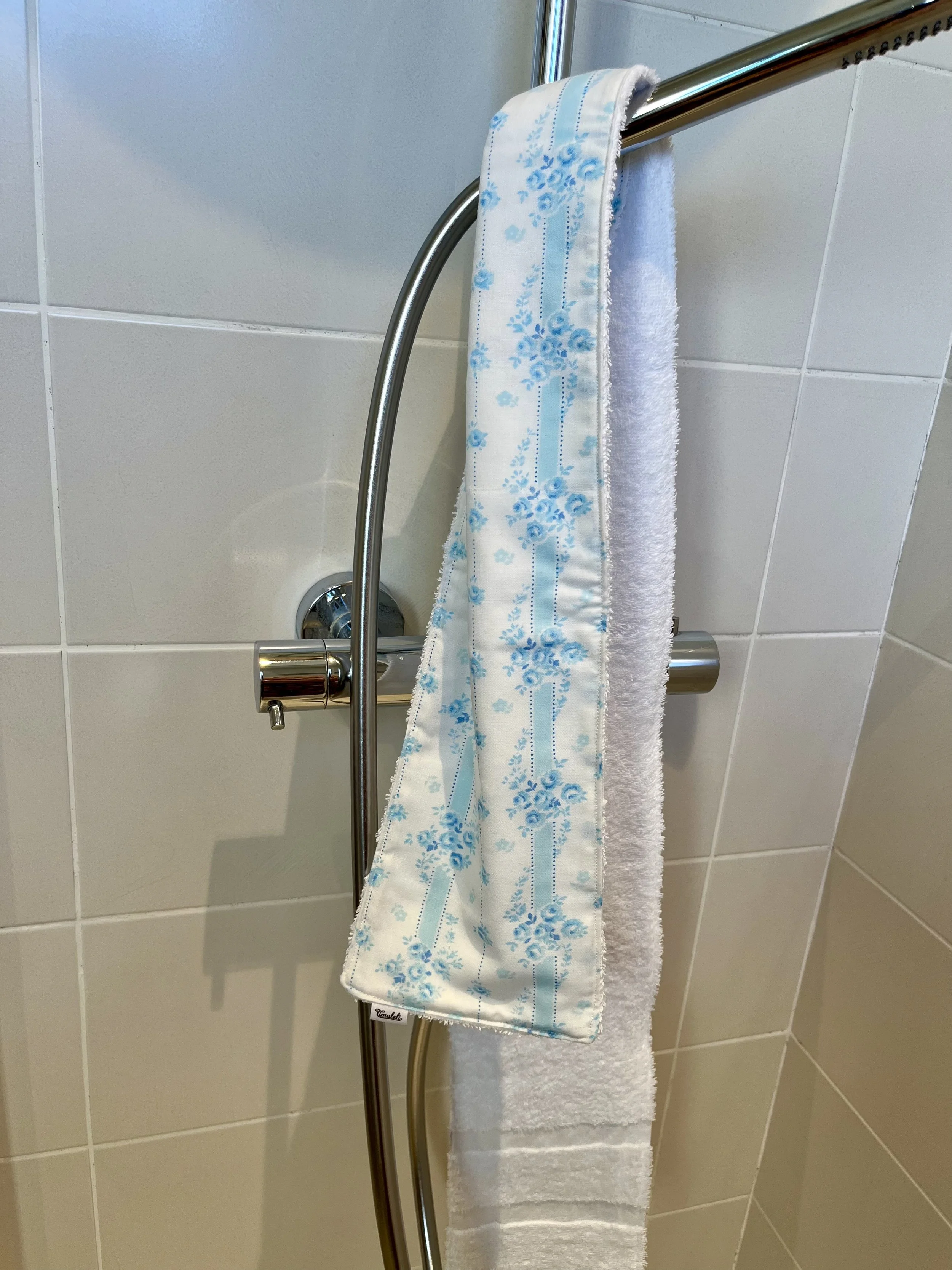 Prendre soin de soi jusque dans les petits gestes du quotidien !  Le lave-dos Timaleli est pensé pour faciliter le lavage du dos sous la douche ou dans le bain.  Confectionné à partir de textiles revalorisés (tissu et serviette) et fabriqué à la main
