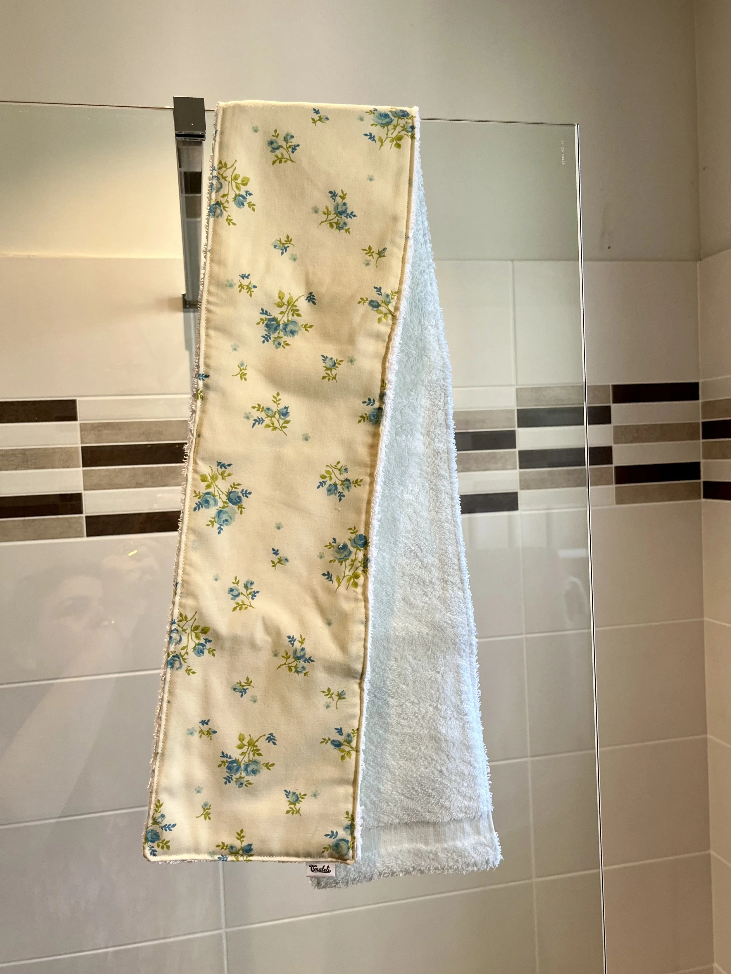 Prendre soin de soi jusque dans les petits gestes du quotidien !  Le lave-dos Timaleli est pensé pour faciliter le lavage du dos sous la douche ou dans le bain.  Confectionné à partir de textiles revalorisés (tissu et serviette) et fabriqué à la main