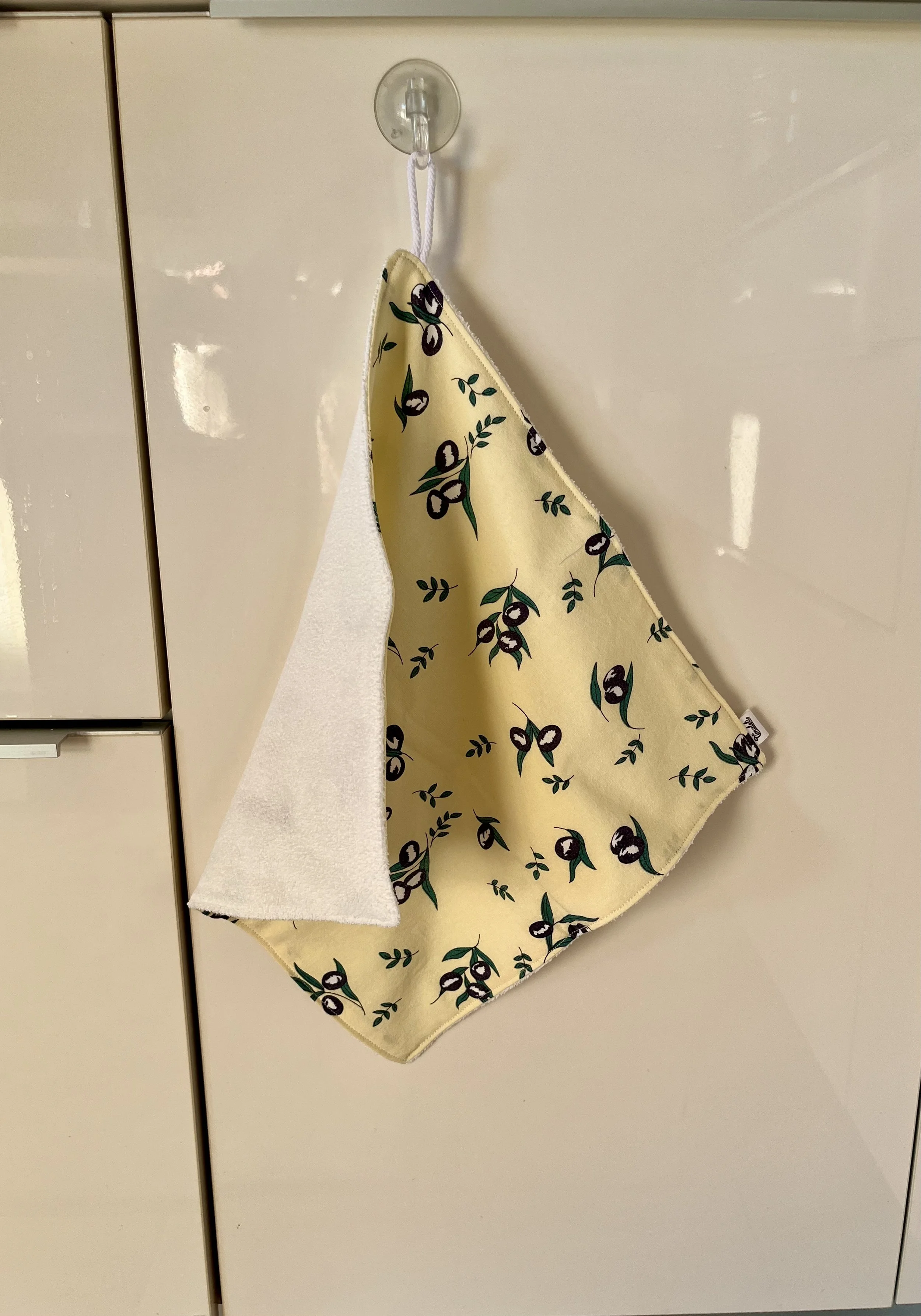 Un petit indispensable pour la cuisine !  Confectionné à partir de textiles revalorisés (tissu et serviette), cet essuie-main est pensé pour accompagner les gestes du quotidien.  Chaque modèle est unique et fabriqué avec soin à Limoges.  