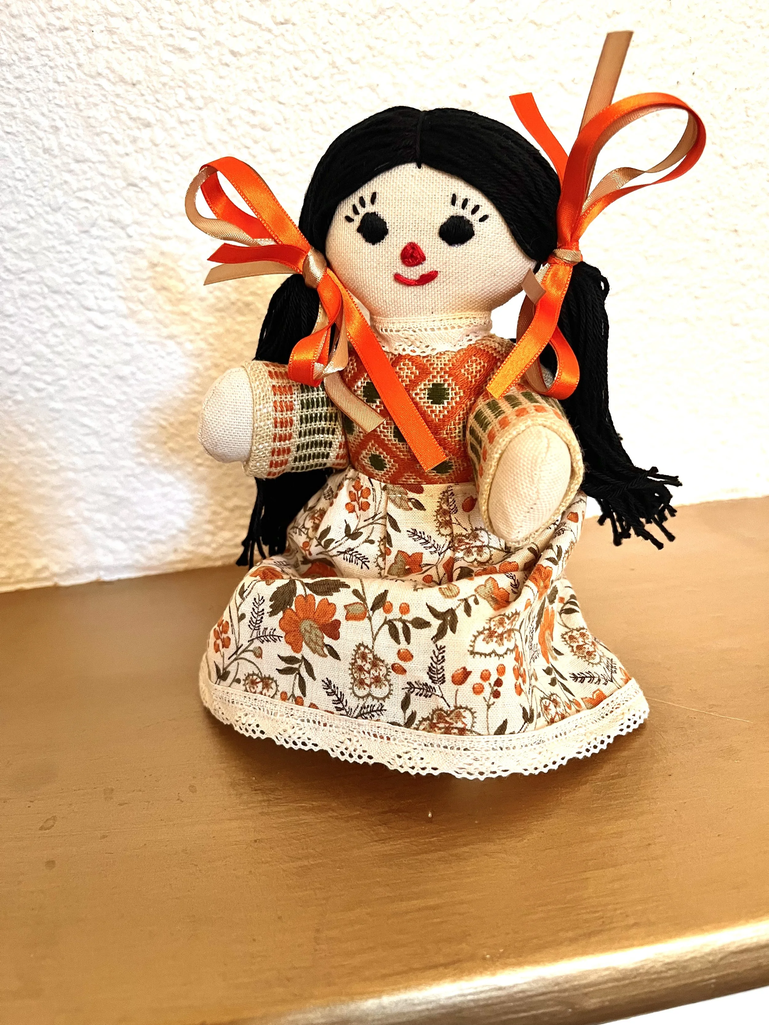 Poupée cousu main, habillée en tissus de seconde main, upcycling