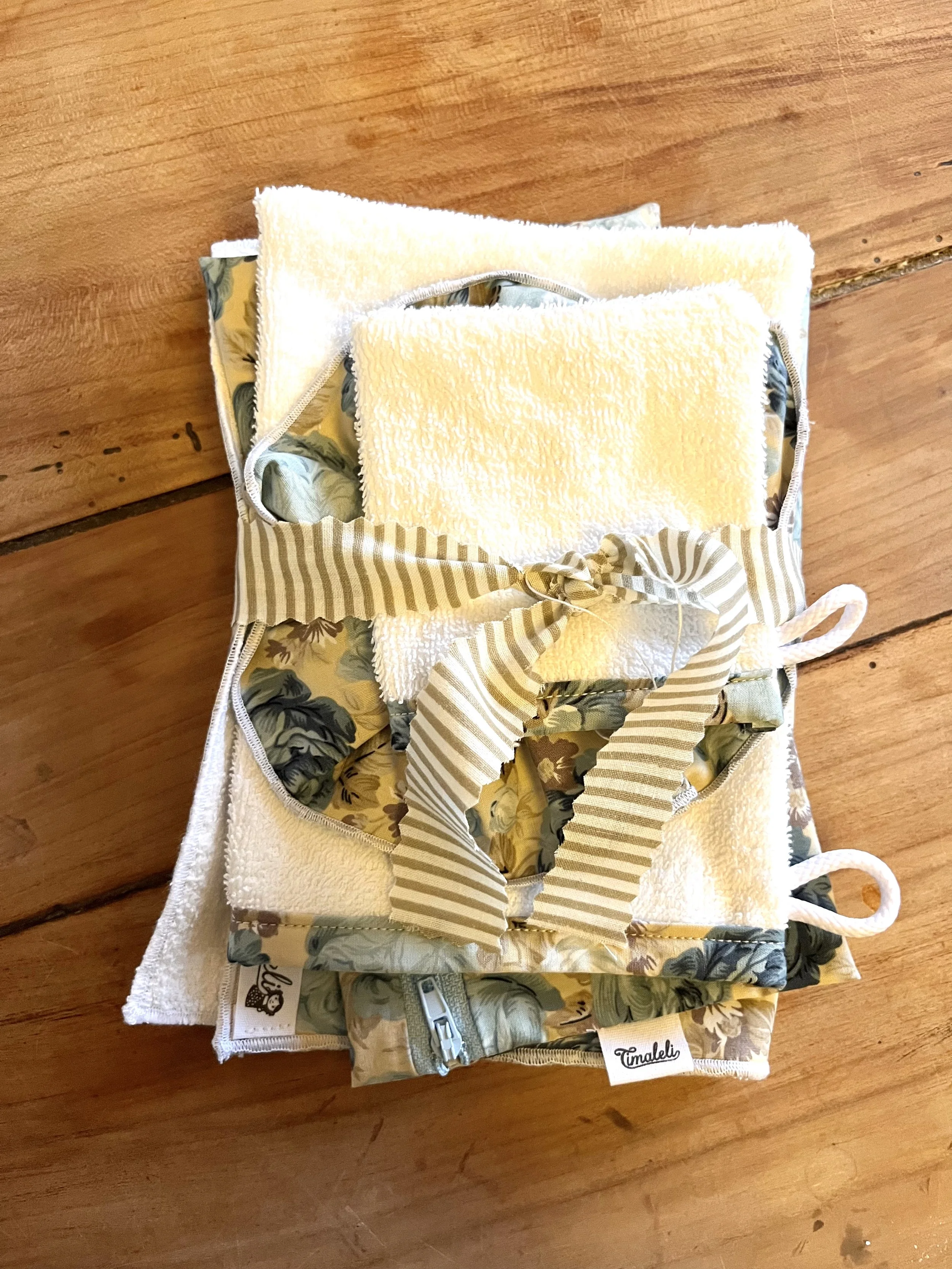Cet ensemble bain se compose d’un chouchou, d’un gant de toilette, d’un mini gant visage, d’une trousse et d’une serviette visage. Cousus main en tissus et serviettes de seconde main upcyclés