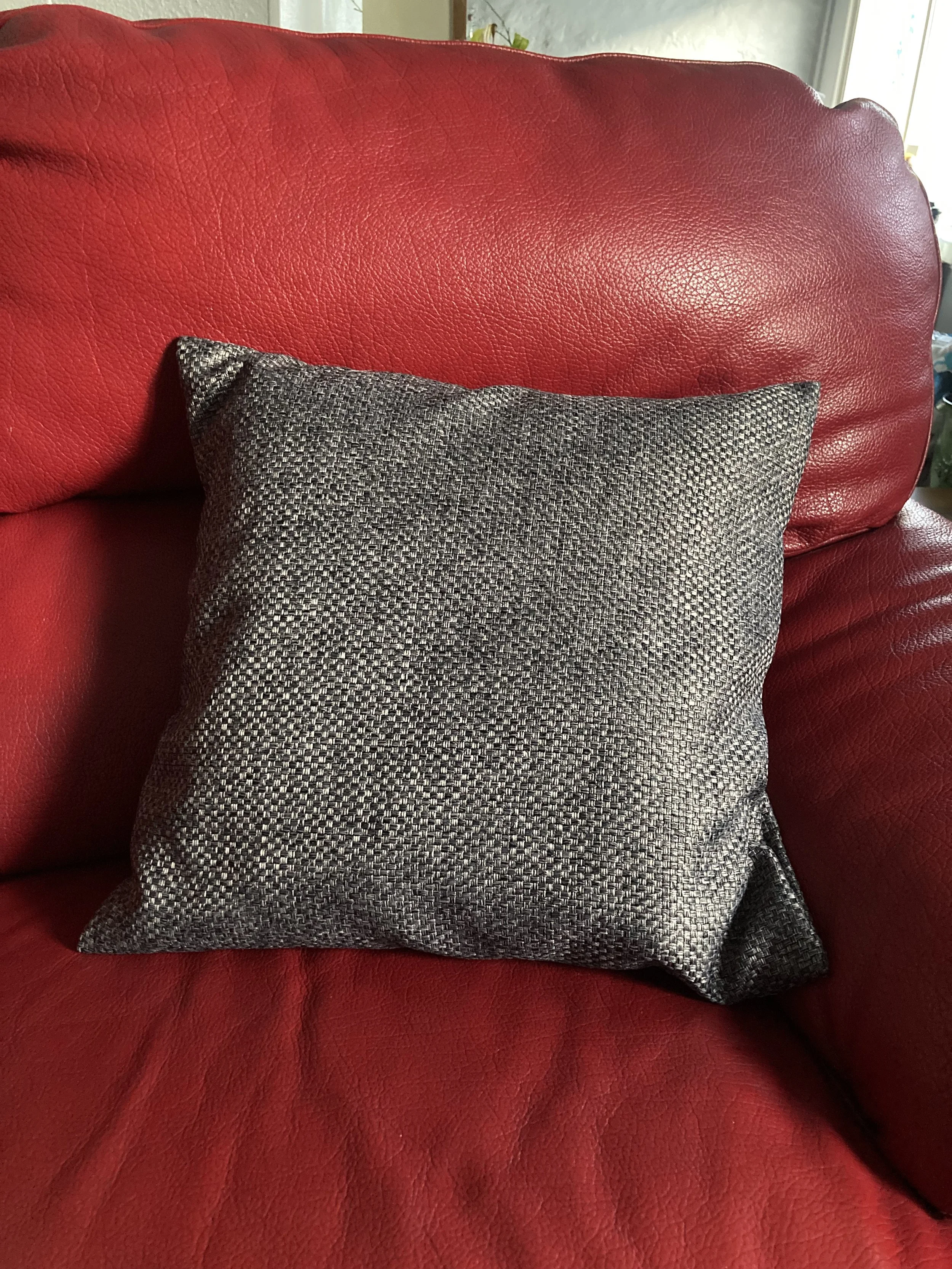 Coussin cousu main, tissu de seconde main, upcycling, lavable et déhoussable