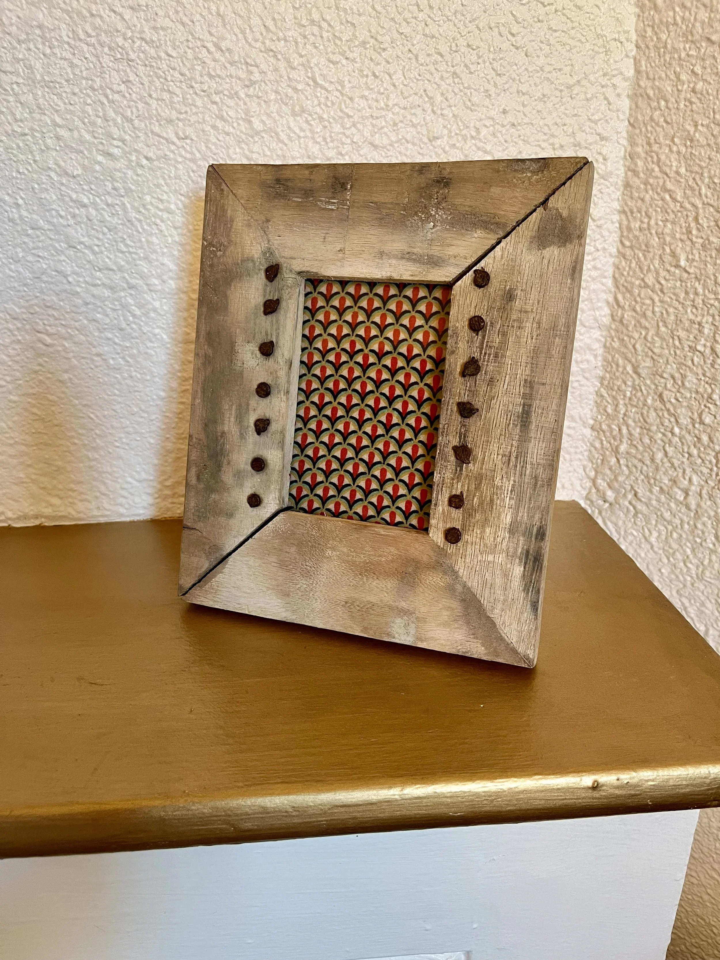 Chaque cadre est confectionné avec soin à partir de cadres et textiles de seconde main, pour un résultat chaleureux et original.  Un petit détail déco qui allie esthétique et engagement.  Pour une décoration qui a du sens et de la personnalité.