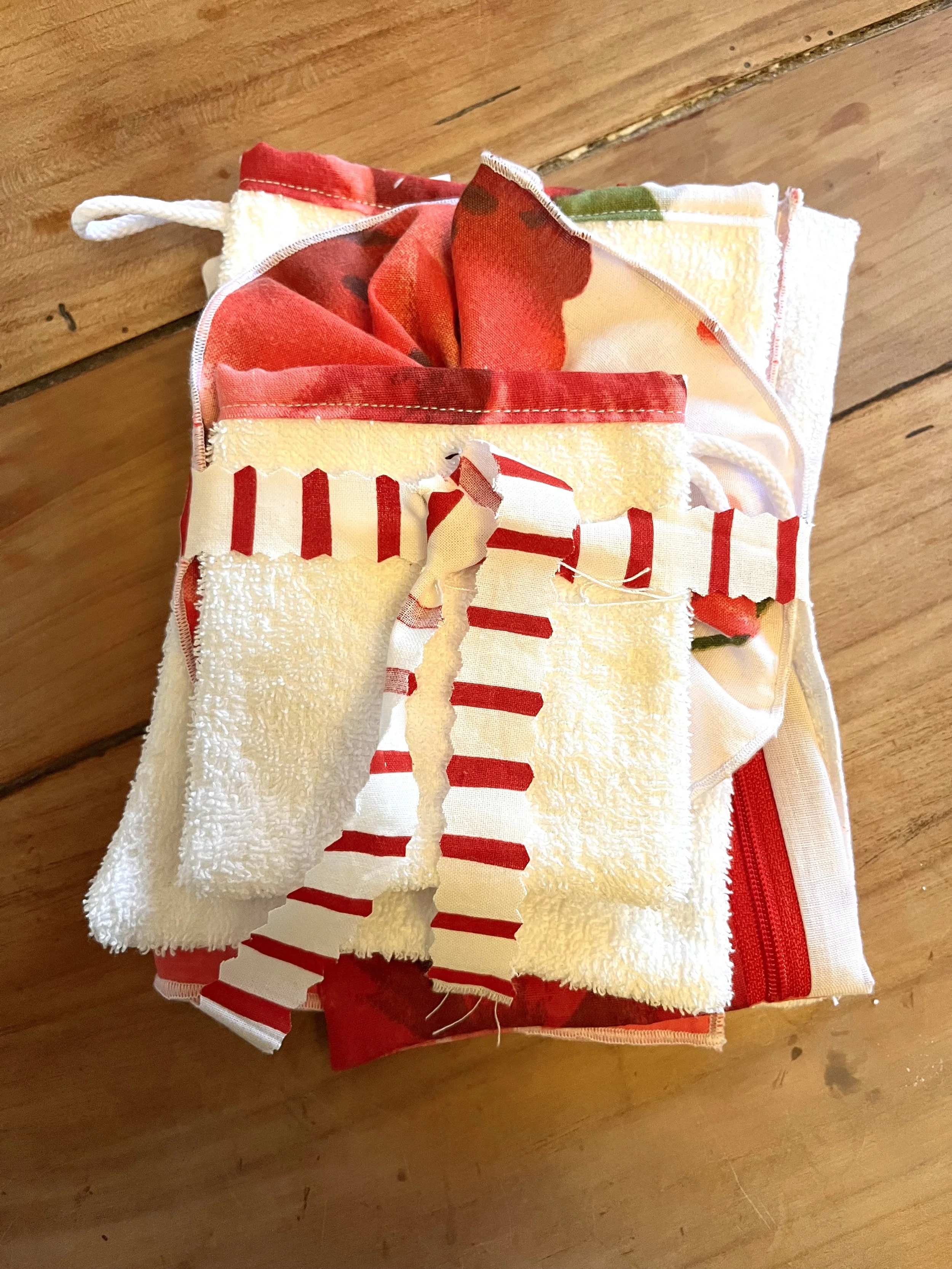Cet ensemble bain se compose d’un chouchou, d’un gant de toilette, d’un mini gant visage, d’une trousse et d’une serviette visage. Cousus main en tissus et serviettes de seconde main upcyclés