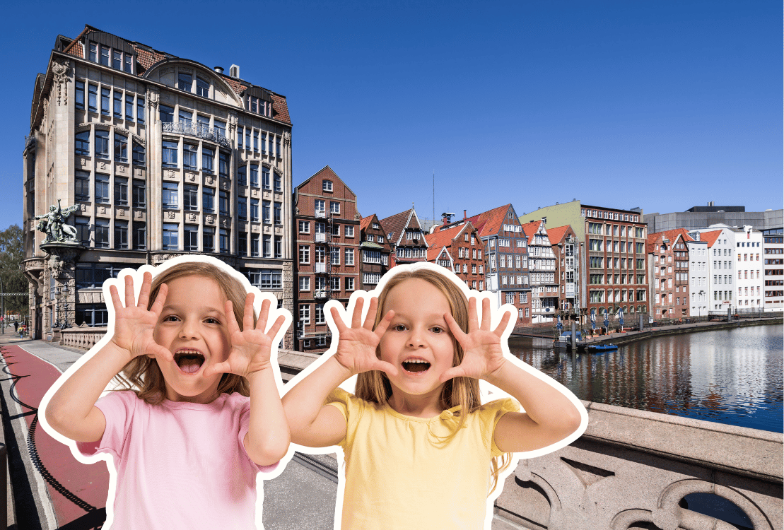 Kinder vor der Hamburger Speicherstadt bei einer selbstgeführten Stadttour Hamburg für Familien.