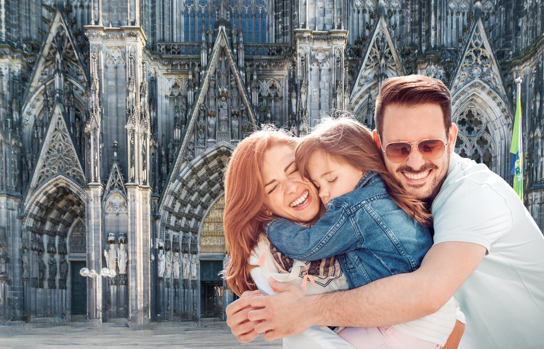 Familie umarmt sich vor dem Kölner Dom bei einem kinderfreundlichen Stadtspaziergang in Köln