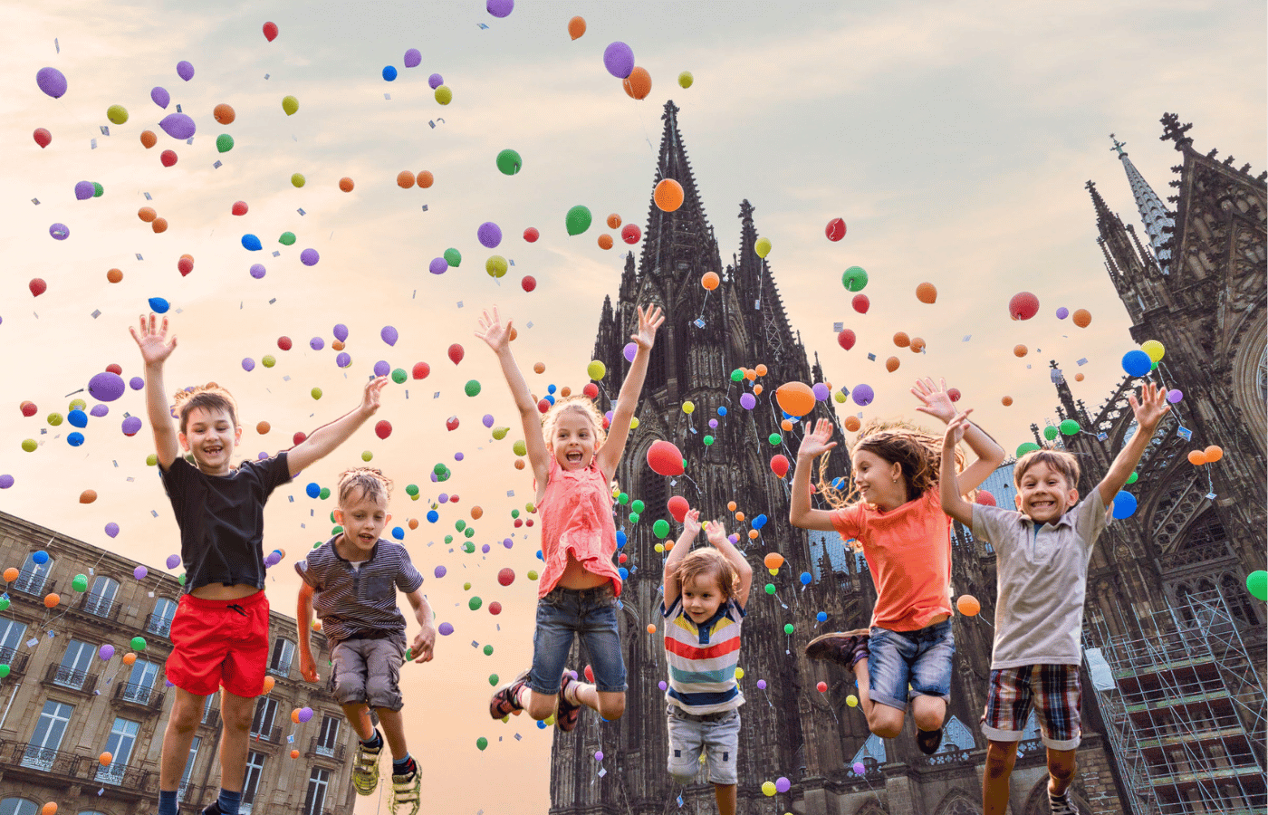 Kinder springen fröhlich vor dem Kölner Dom und erleben eine spielerische Stadterkundung bei einer Kinder Tour in Köln