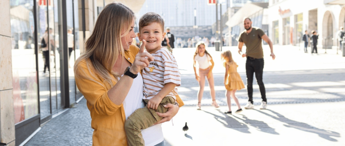 Familie mit Kindern entdeckt Wuppertal bei einer Stadtrallye – gemeinsames Stadt-Abenteuer in der Innenstadt.