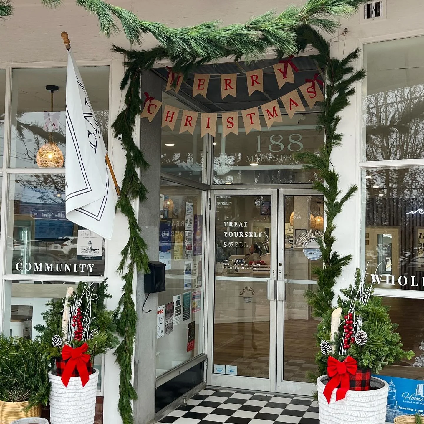 happy starlight saturday everyone!! ❄️⛄️💫 join us on main street from 1-4pm for all the holiday feels &amp; festivities. the stocking walk also starts at 10 am sharp so head down to the chamber to grab your stocking and shop all our wonderful small 