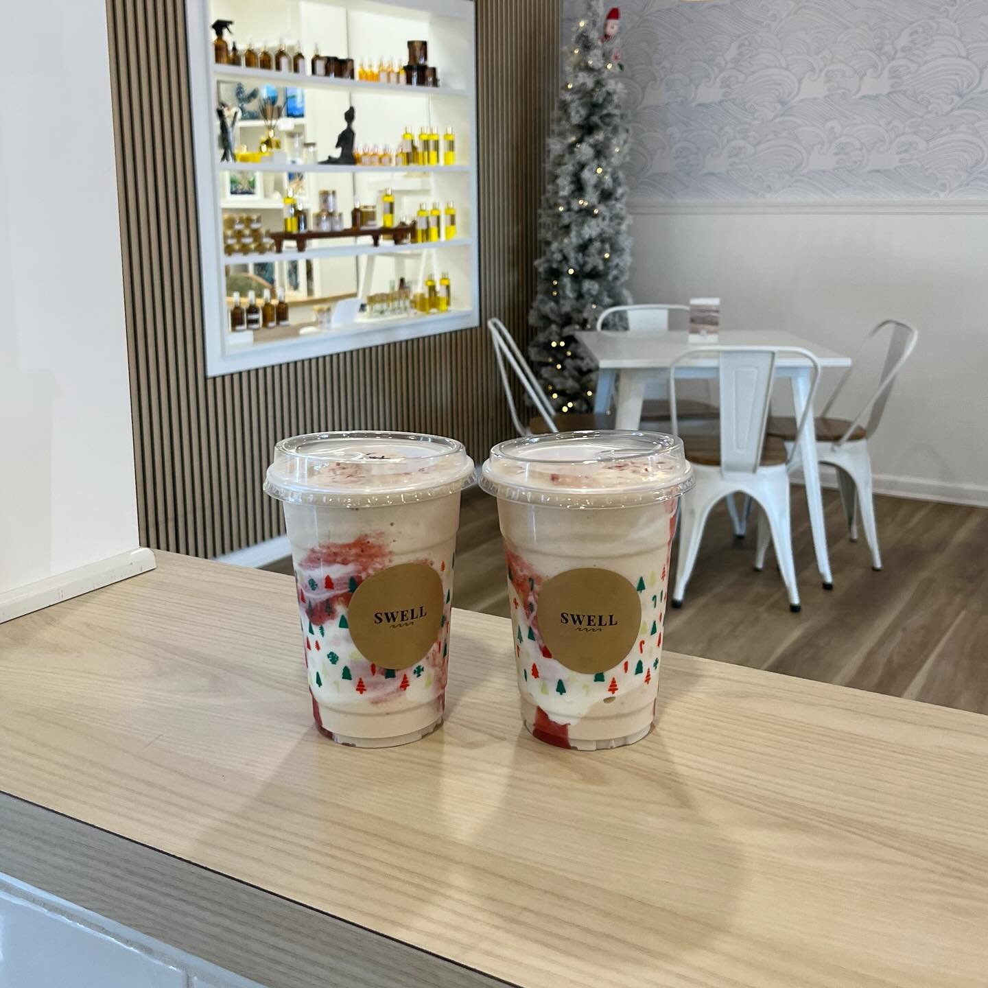 festive sips only 🎅🏻🍓🤍 

our candy cane smoothie is loaded with 29g of protein to fuel up for all your last minute christmas shopping!! 🎄⛄️