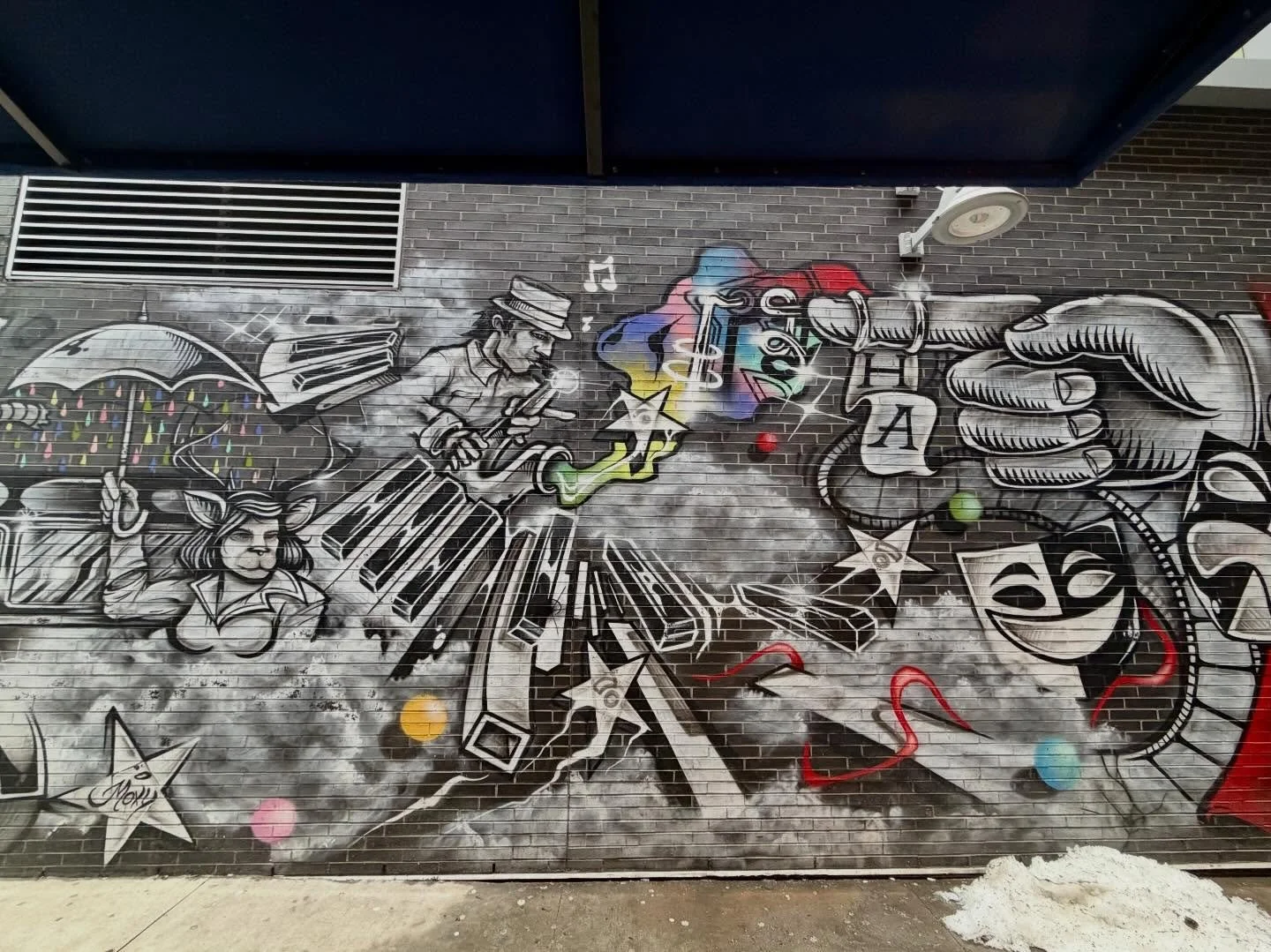 Saw this cool mural next to @the_wilbur as I was wandering around! I really like the dark black lines and the splashes of colour across the lively scene bringing together different arts across the image.  I think this is by  @overspraystudios but ple