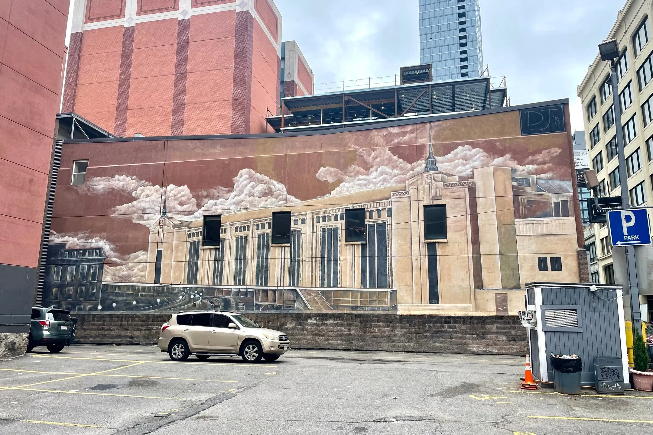 I saw this when I was wandering around over by The Garden and I dig it. I can't figure out what the building is. I kind of assumed it was the old Boston Garden, but is it? I don't know. Let me know what you think it is?

This is on Friend Street over