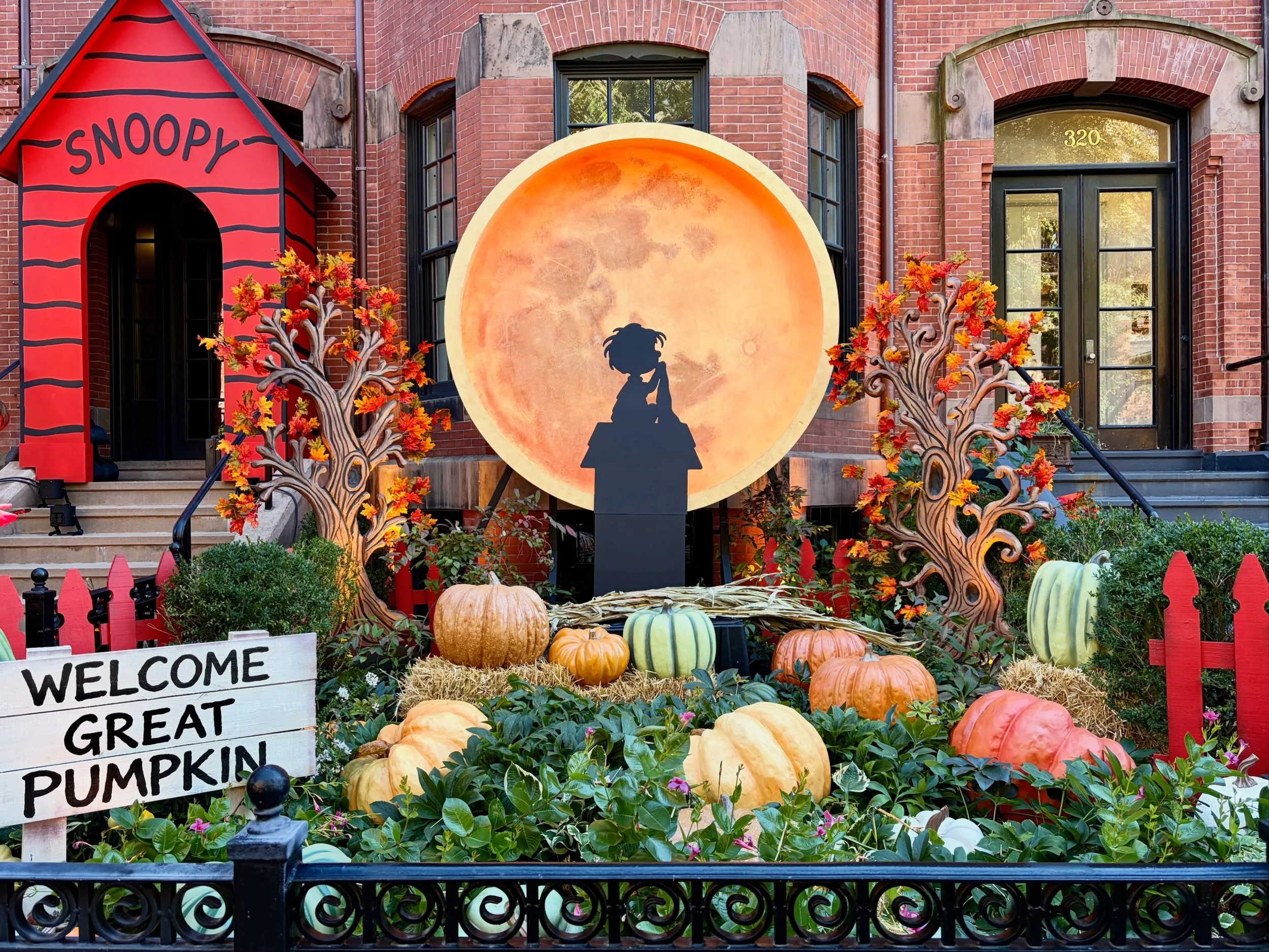 Halloween Creations! Part 3/5. Back Bay

One of the things that I enjoyed about a lot of the decorations is how committed people were to creating a scenario, and the humor involved in some of them. 

These were taken on Marlborough St and Commonwealt
