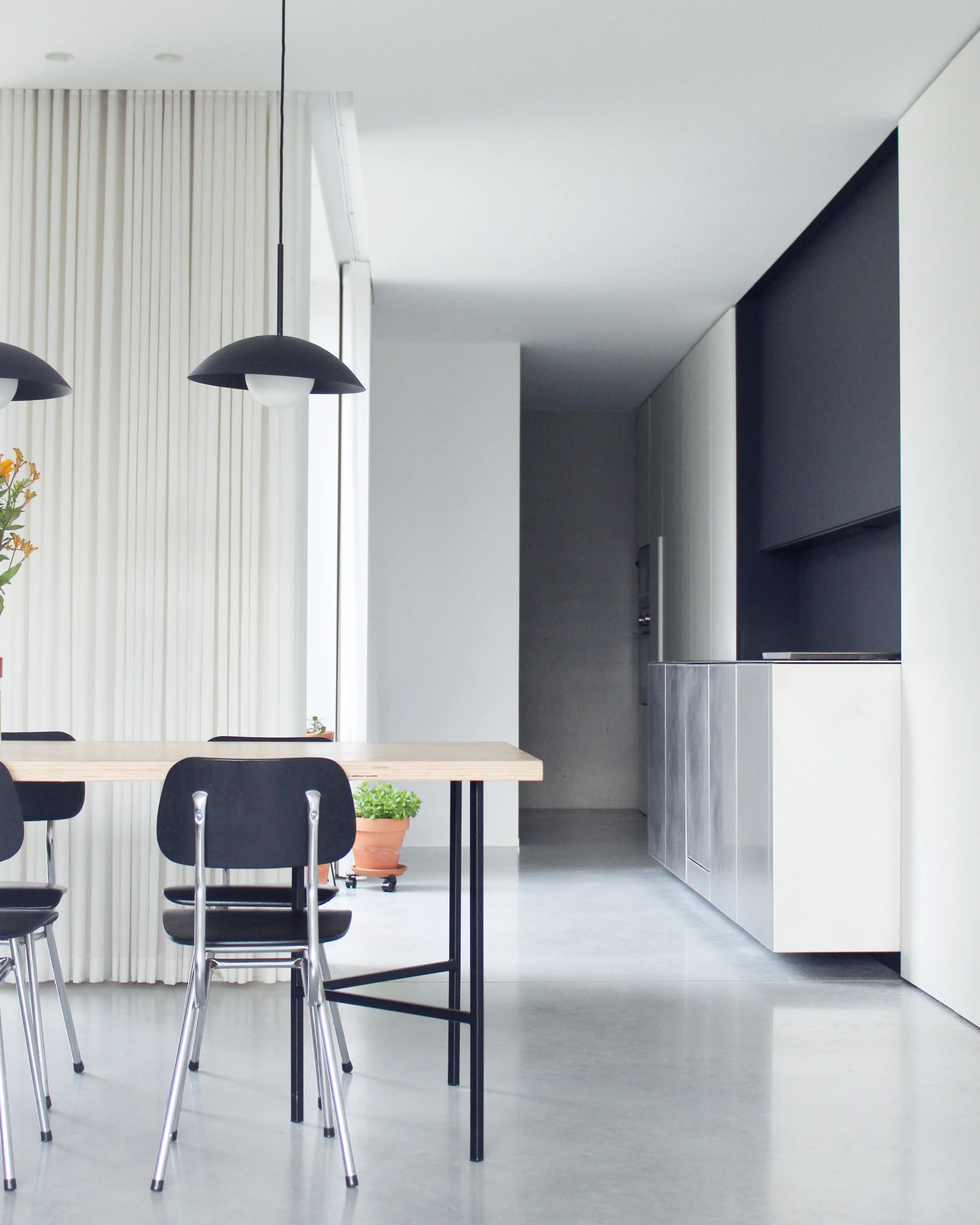 keuken+ kastenwand betonvloer - wit inox minimalisme-studio mono.o_Heist-op-den-Berg