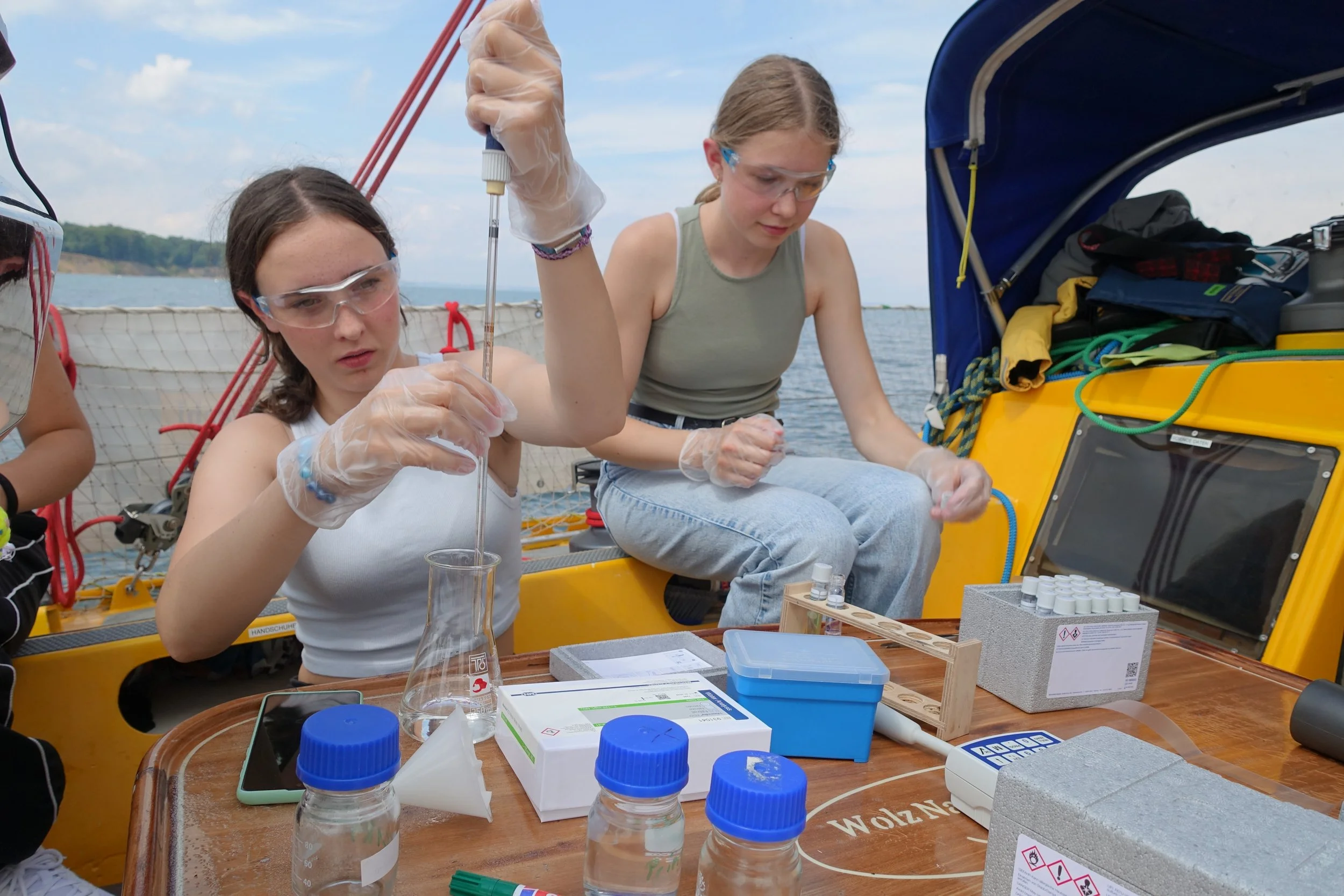 20240716_DMS_MeWe_Tuttlingen_Greta und Frieda beim Experimentieren_01.JPG