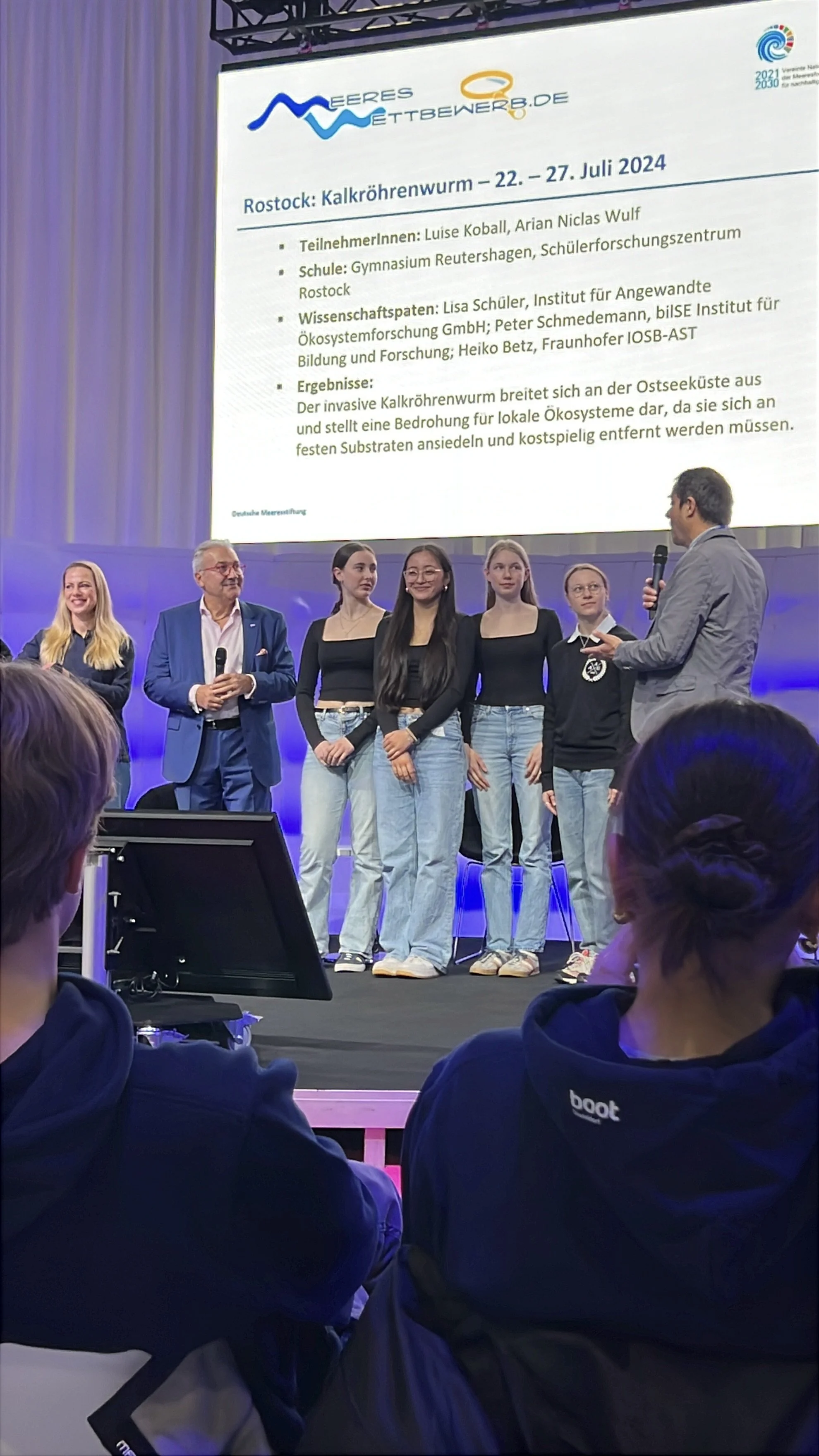 20250119_DMS_lyo_mewe_buehne_alle Frank spricht.jpg