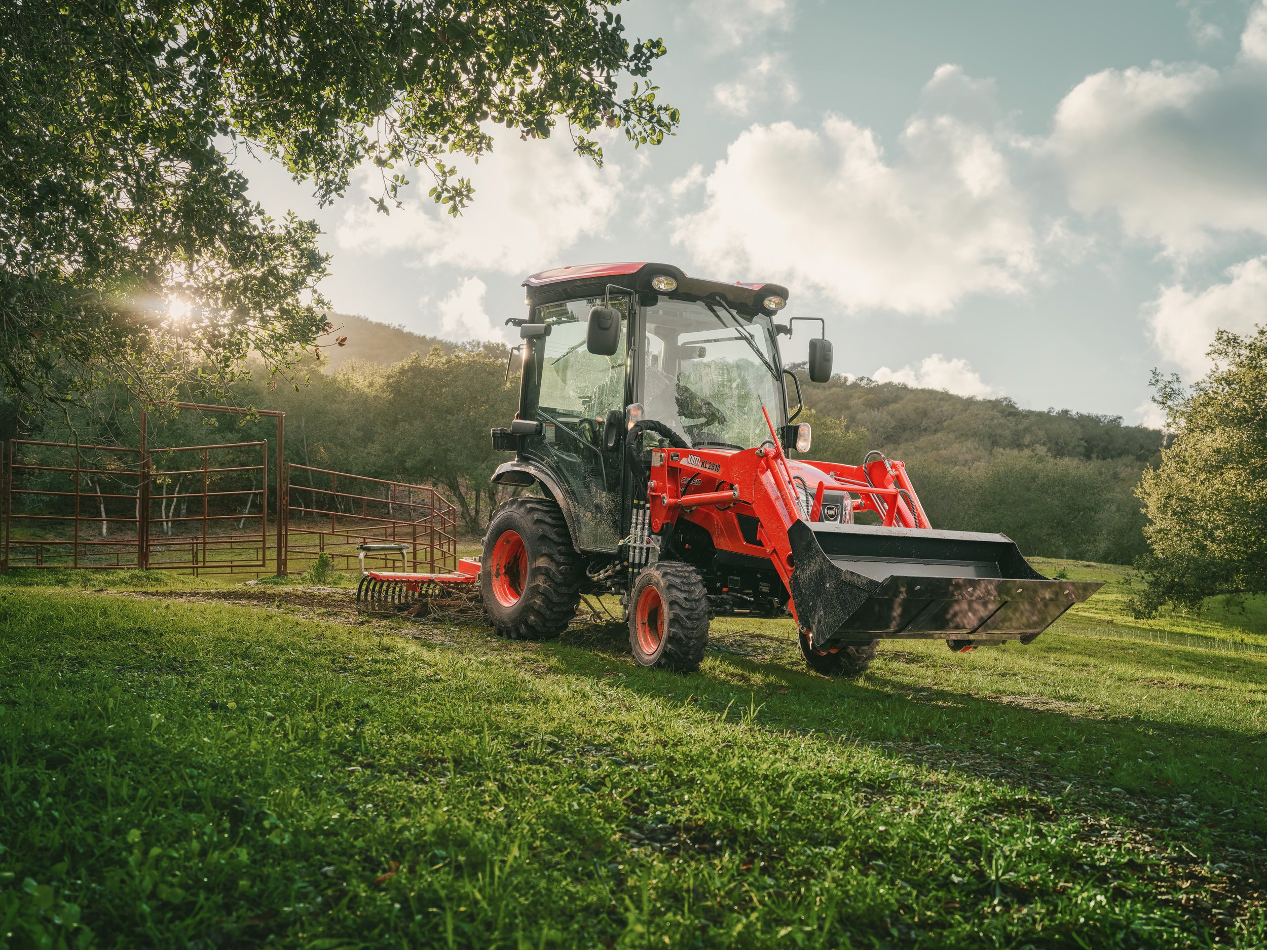 1-KIO_TRACTOR-CX-2510-HST-CAB-R4-raking_6197-1.jpg