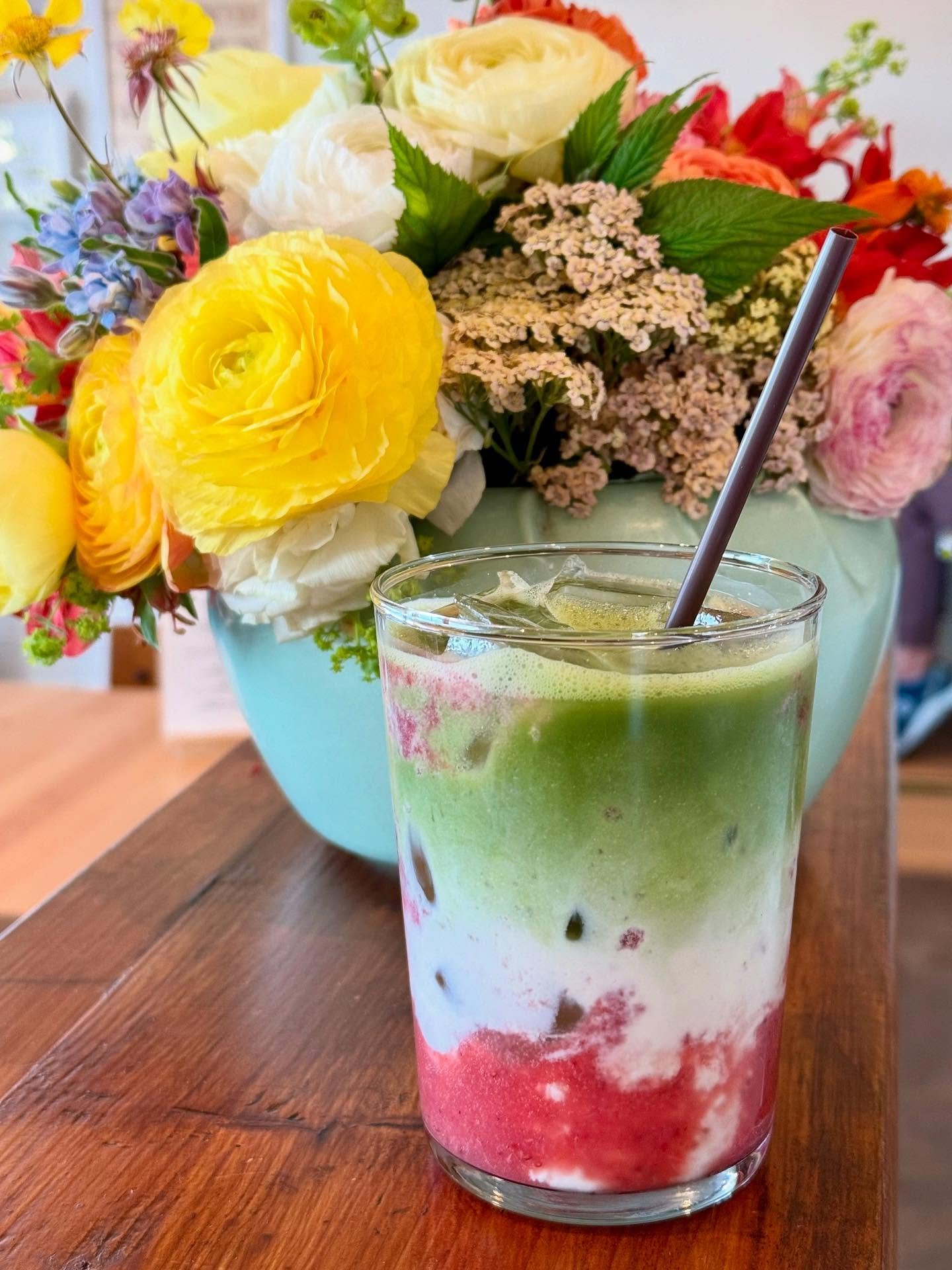 Iced strawberry oat milk matcha latte 💚
