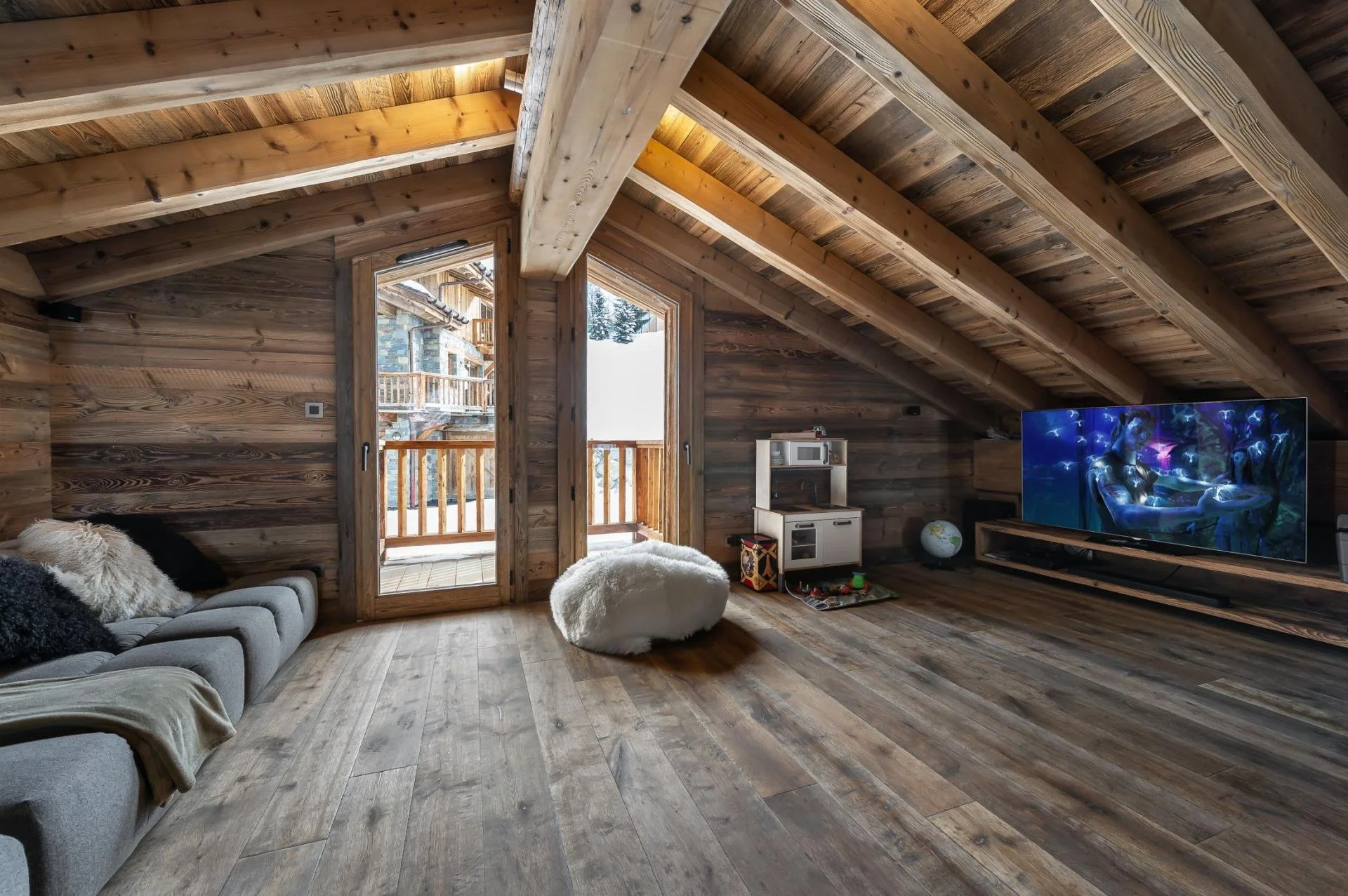 Chalet Pure Black Crystal - Snug.jpg