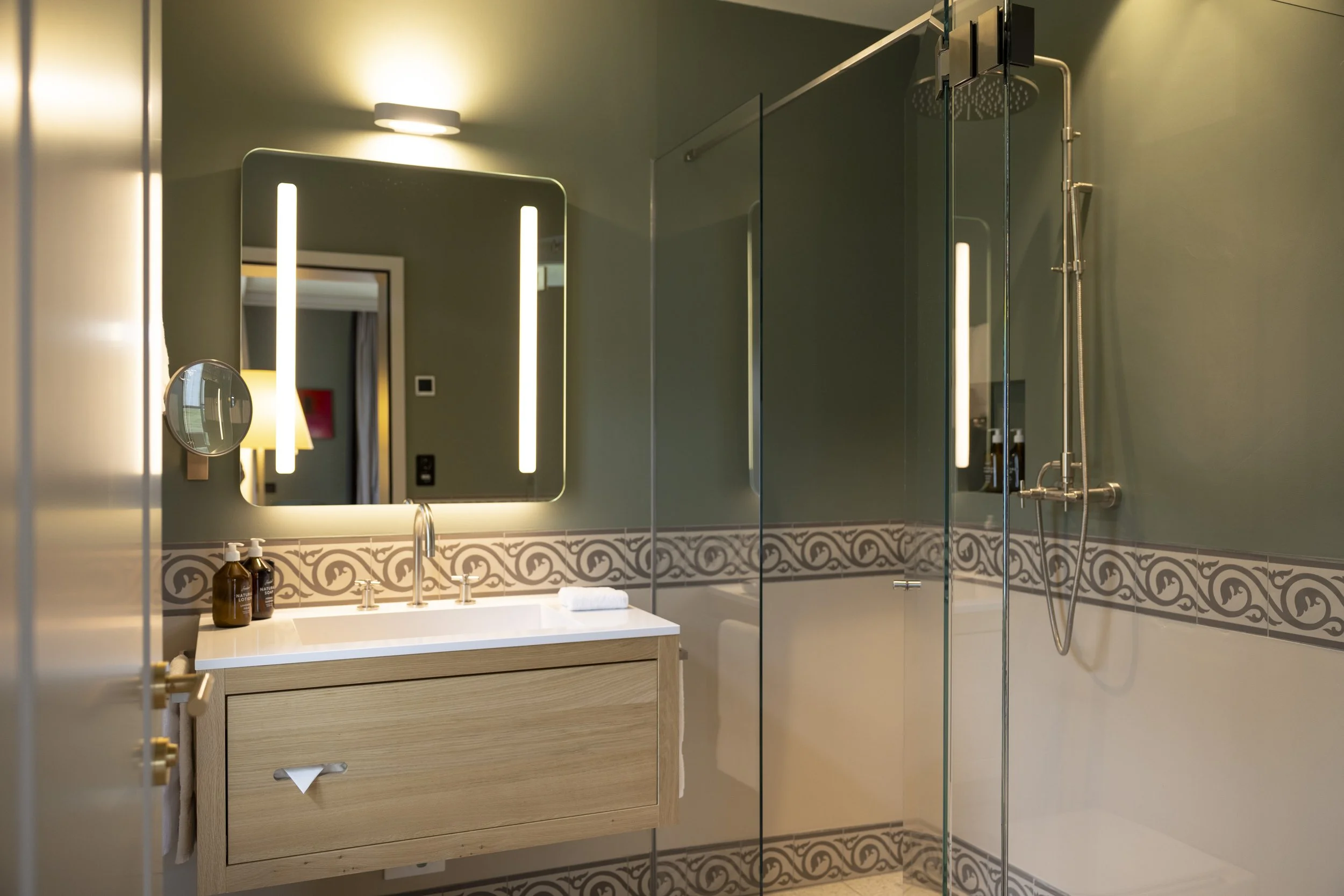 Cresta Palace - Bathroom.jpg