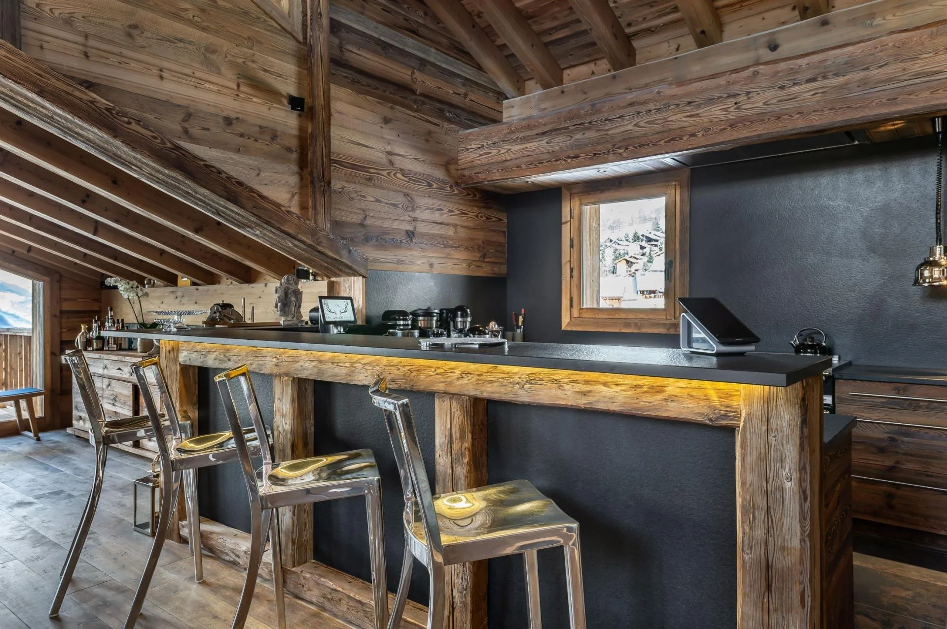 Chalet Pure Black Crystal - Bar.jpg