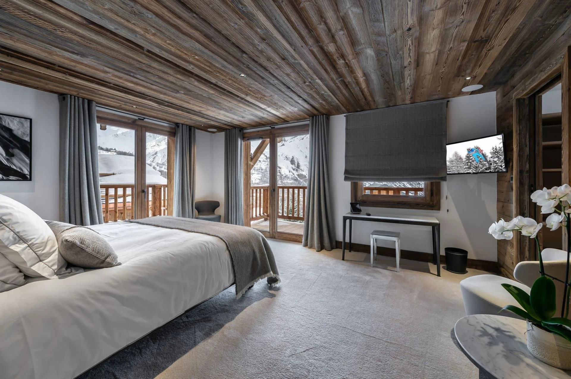 Chalet Pure Black Crystal - Room.jpg