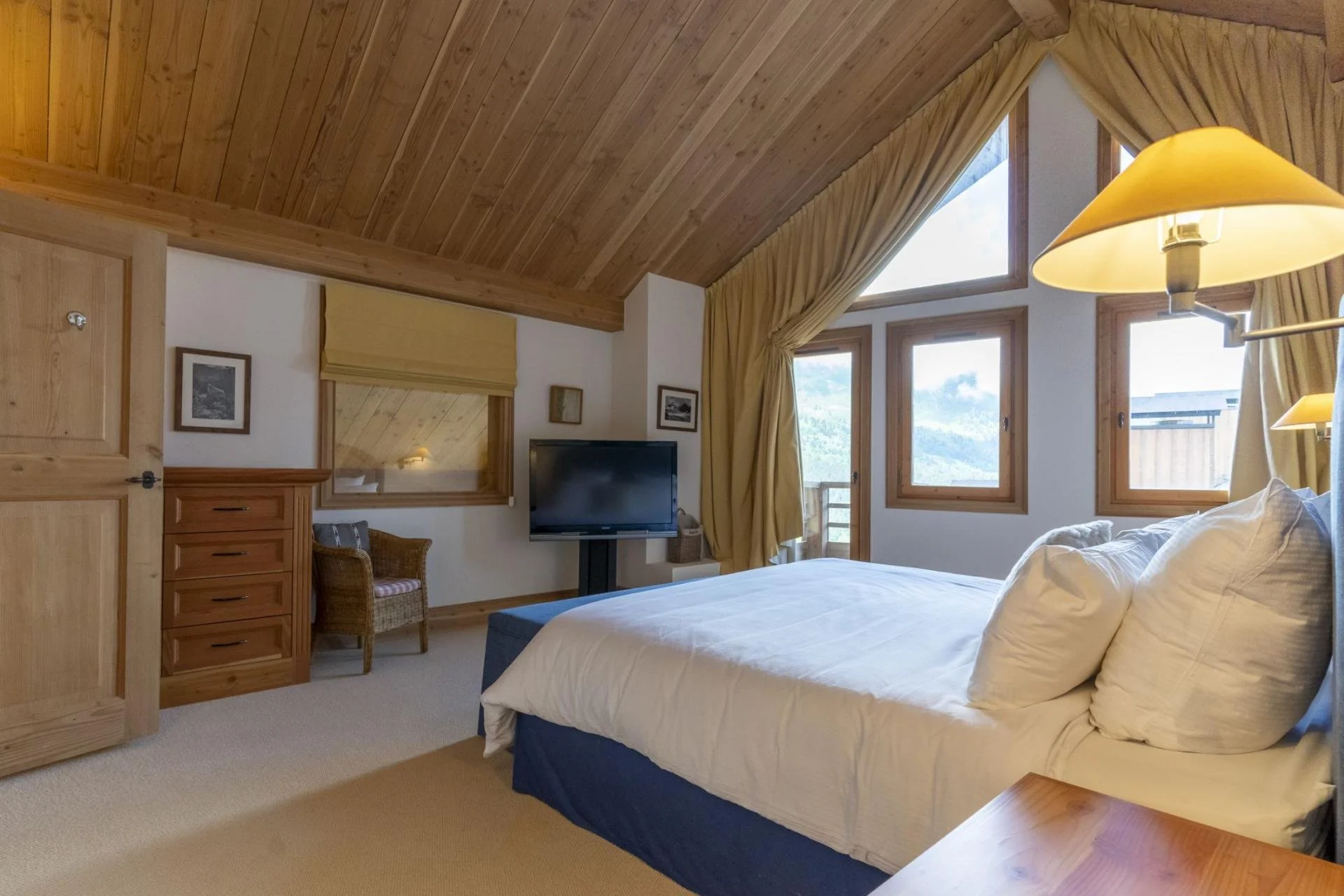 Chalet Foret - Room 1.jpg