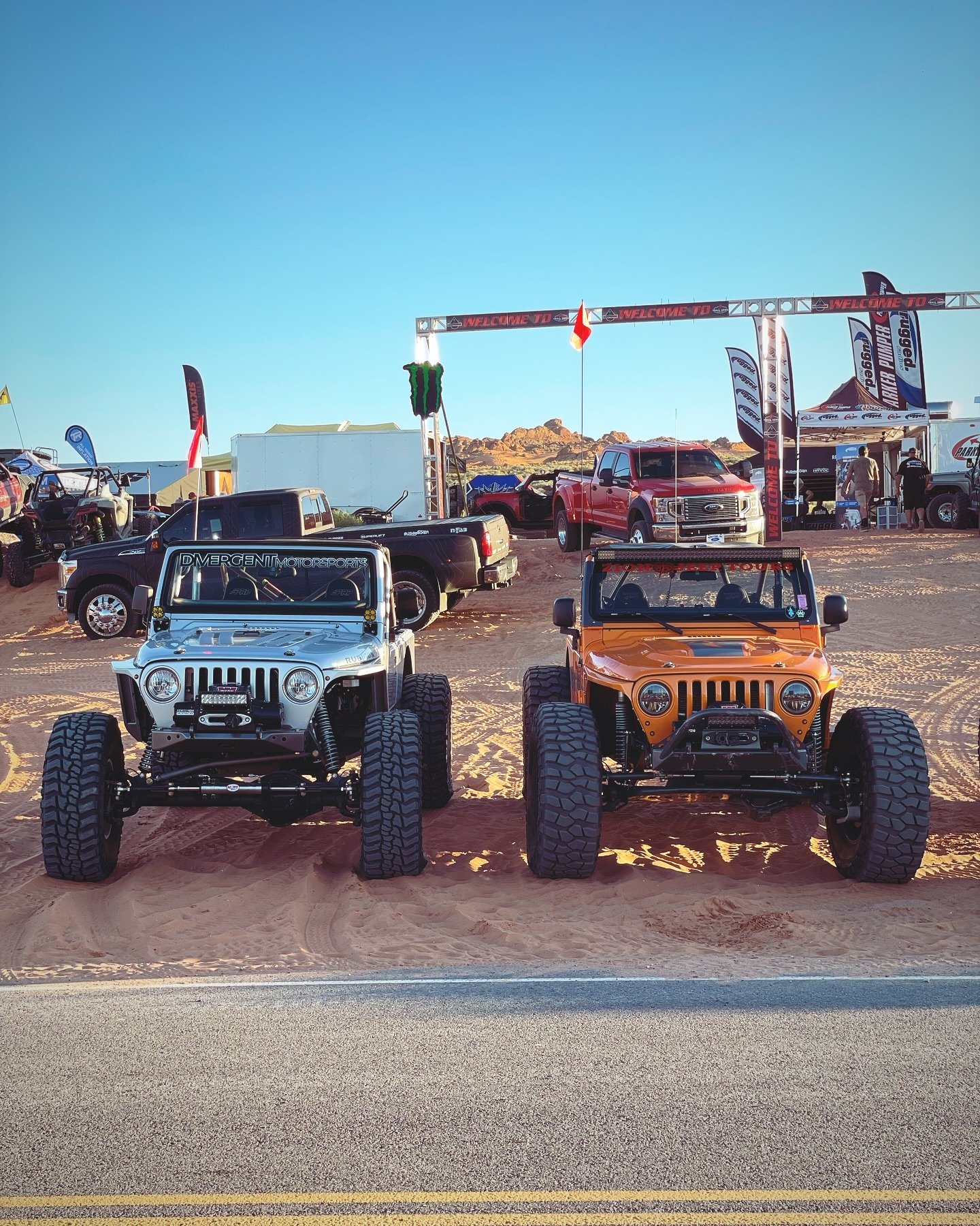 Last October @lj_krawler thought it would be a great idea to make @trail.hero his shake down run. And I was all about it! He even ran into @biglar4581 old rig and couldn’t pass up the photo opp! Needless to say, not a single issue right out of