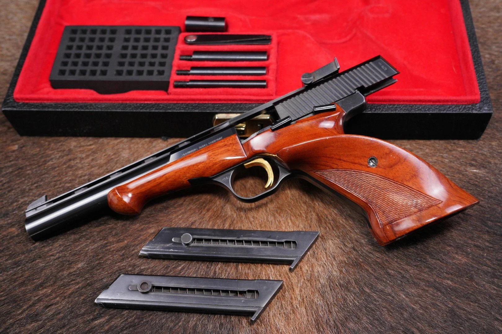 10 Browning FN Medalist 22 LR 6.75%22 Semi-Auto Target Pistol & Weights 1968 C&R.JPG