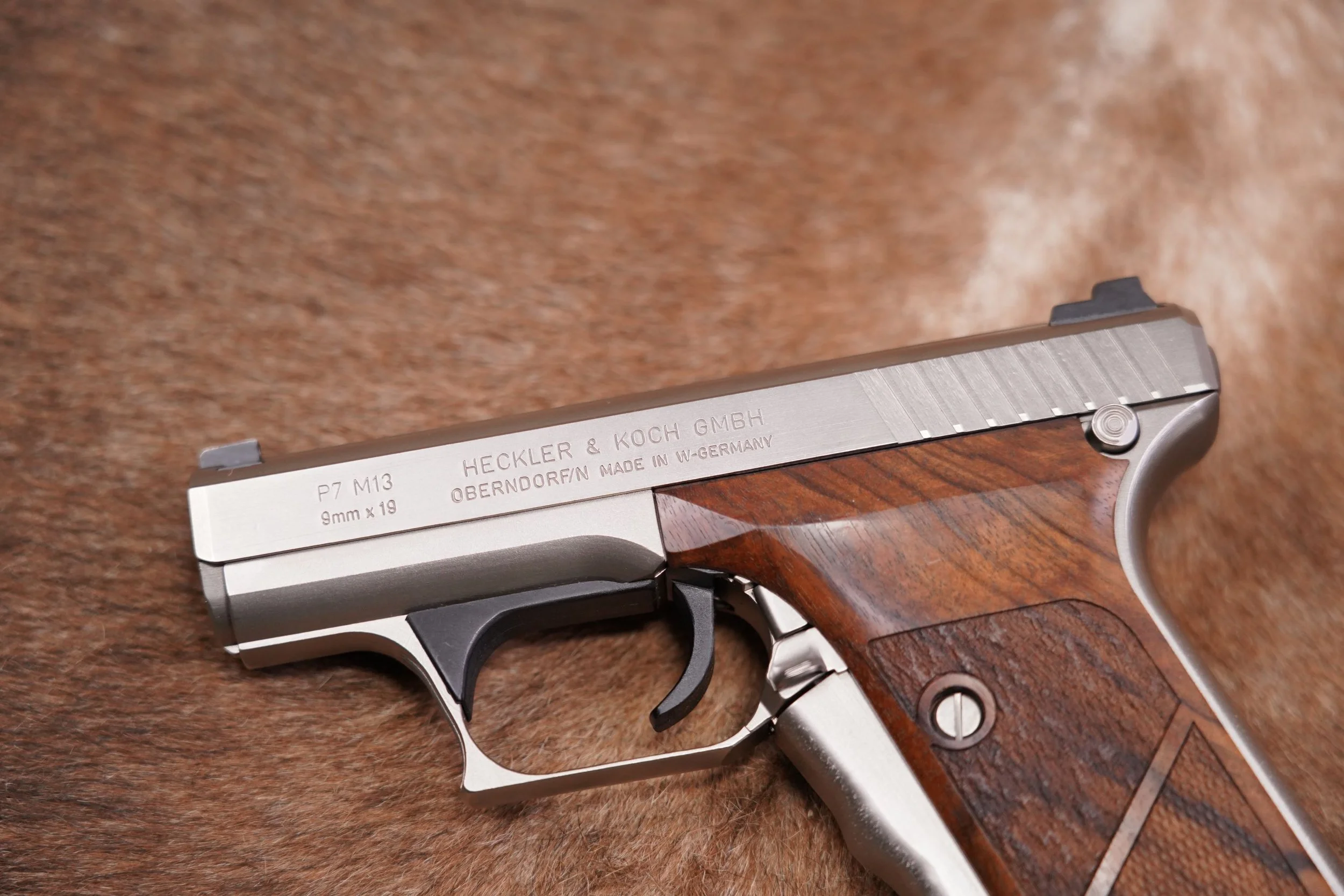 04 Heckler & Koch H&K P7M13 P7-M13 9mm 4%22 Nickel Squeeze Cocker Pistol, 1990.JPG