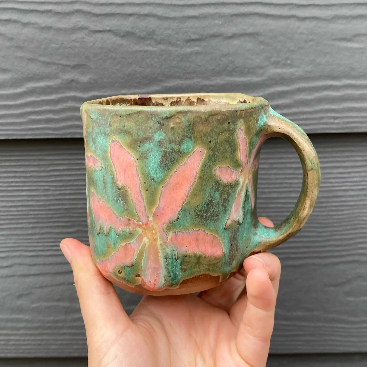 A mug with flowers!!!!
.
.
.
.
.
.
#ceramics #ceramicsofinstagram #potter  #ceramicstudio #potteryofinstagram #handcrafted #pottery #shoplocal #smallbusiness #decor #plants #shopsmall #handbuiltceramics #potterydesign #artwork  #functionalpottery #fl