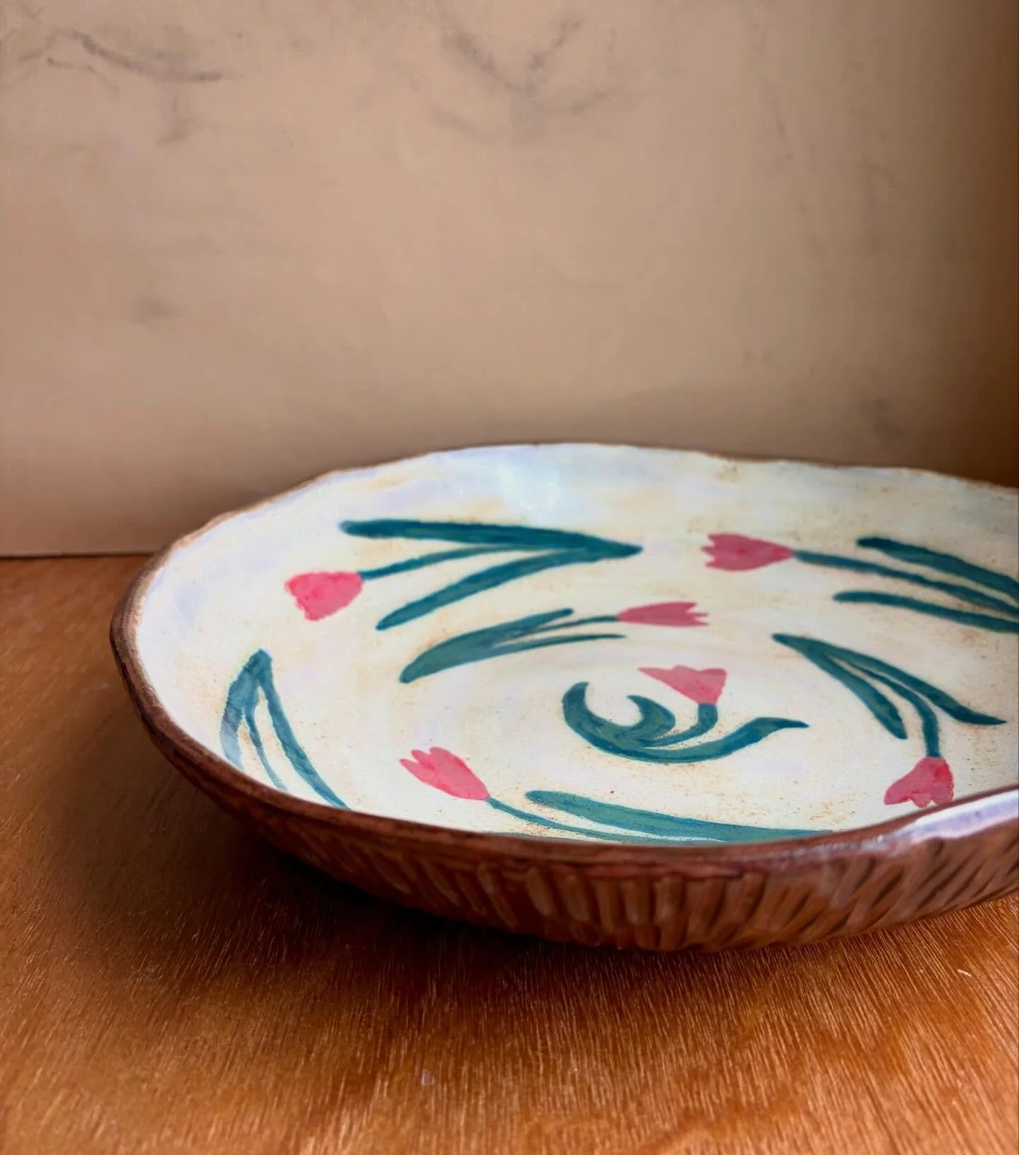 Tulip bowl with a hint of purple.
This is a design / glaze technique I&rsquo;d like to revisit 😊

#ceramic #flowerart #tulips #handbuiltceramics #pottery