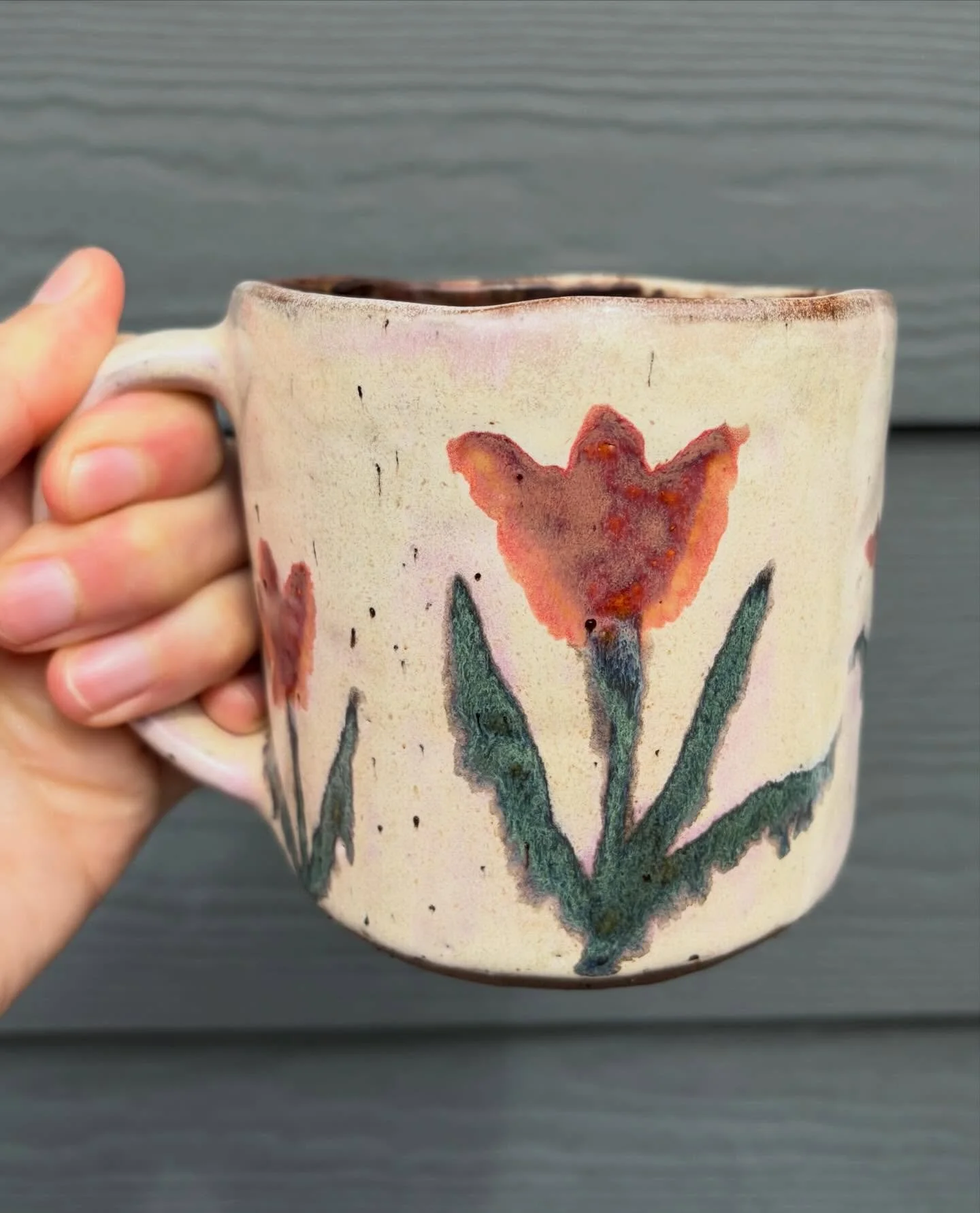 Tulips !!! on a purple tinted background.
This one grew on me. 🌷🌹